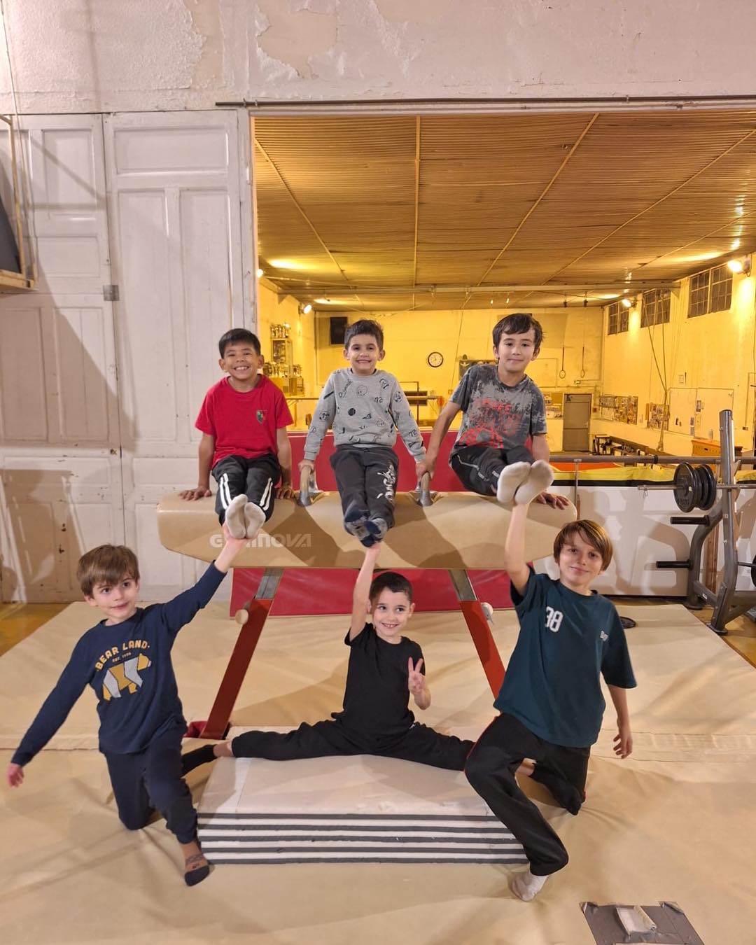 La SSC vous présente son équipe de Poussins/Pupilles pour cette nouvelle saison 2025-2026 ☺️
Côté Poussins, on retrouve : Hedi, Sohan, Aloun, Ethan, Tom et Gabriel 💪🏻�Côté Pupilles, l’équipe est composée de : Cyril, Samuel et Mattia💪🏻
Ils s’entraînent deux fois par semaine, le lundi de 18h à 20h et le jeudi de 18h30 à 20h 🕗
Leurs coachs cette année sont Vincent et Sylvain ☺️
❤️💛💚
#ssc #sscgym #corbeilessonnes #sport #gymnastique #fscf #gymnastiqueartistique #saison20252026
