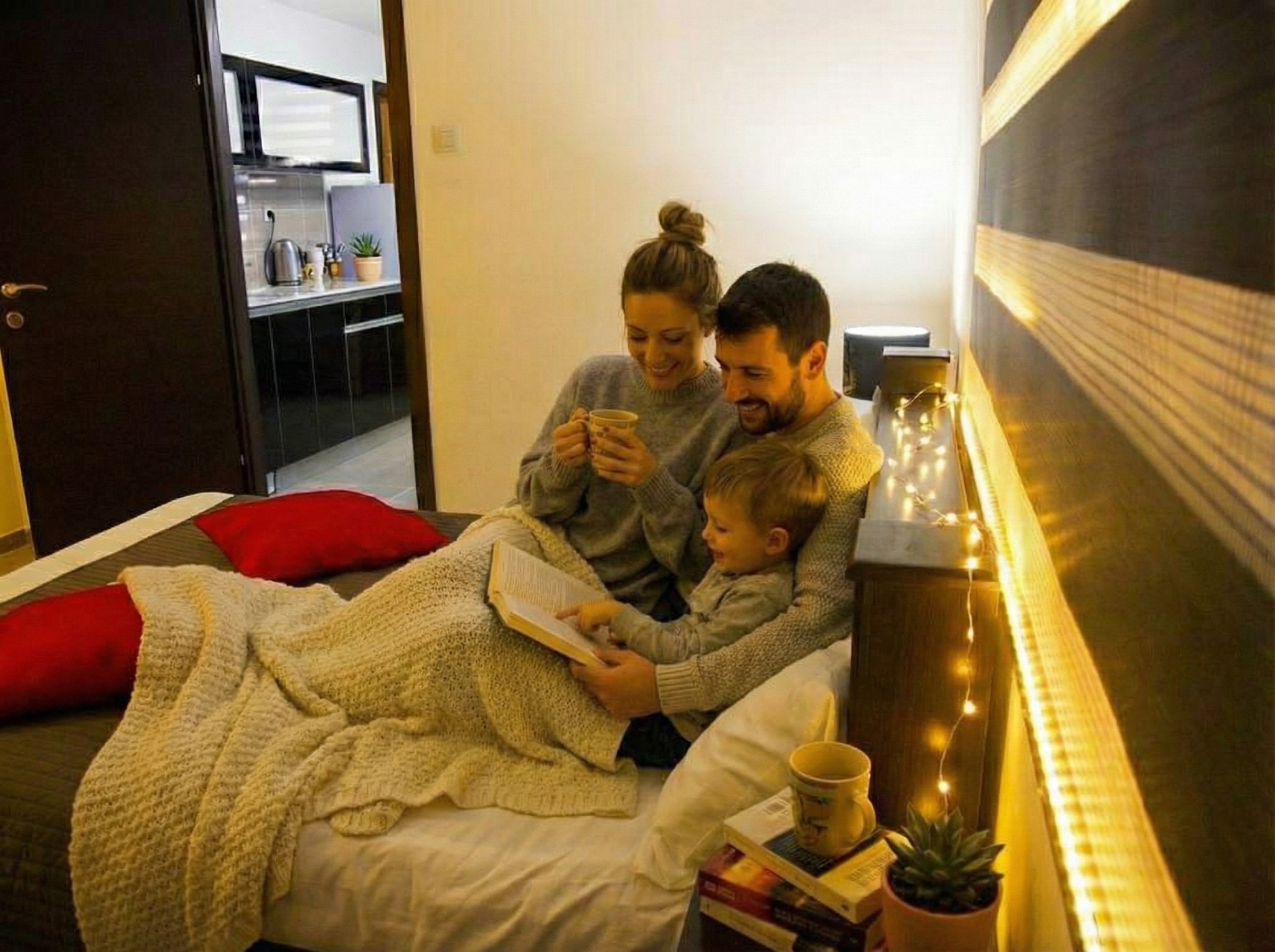 בזמן שבמרכז מוציאים מטריות – אצלנו בונים ארמונות בחול ☀️🏖️
מחפשים דירות נופש באילת שמרגישות בדיוק כמו בבית, אבל עם פינוק של חופשה אמיתית?
נובמבר ודצמבר הם החודשים הסודיים והטובים ביותר באילת. השמש מלטפת, החופים נעימים, והעומס של הקיץ נעלם. זה הזמן המושלם לארוז את המשפחה ולרדת דרומה לזמן איכות אמיתי.
ב-City Apartments Eilat (דירות סיטי), אנחנו מבינים שחופשה משפחתית צריכה להיות נוחה, מרווחת ומפנקת. במקום להצטופף בחדר מלון קטן, קבלו דירה מרווחת ומאובזרת במיקום מנצח, שמאפשרת לכם ליהנות מכל העולמות: גם פרטיות וגם קרבה לכל האטרקציות הכי שוות בעיר.
למה דווקא עכשיו? ✅ מזג אוויר מושלם לטיולים וים. ✅ מחירים מעולים של אמצע שבוע וסופ"ש לפני שיא החורף. ✅ דירות נקיות, מעוצבות ומותאמות למשפחות (בדיוק כמו בתמונה!).
היומן שלנו לנובמבר-דצמבר מתחיל להתמלא, ואנחנו רוצים לראות אתכם איתנו!
👇 שריינו את החופשה הבאה שלכם כאן בווטסאפ
או שלחו לנו הודעה בפרטי לפרטים נוספים 📩
דירותנופשאילת #אילת #חופשהבאילת #דירותסיטי #חופשתחורף