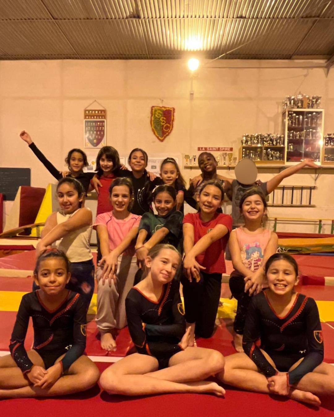 Voici notre deuxième équipe de poussines 🥳
L’équipe des poussines 2 se composent de Jade, Aryah, Fatiha, Orianna, Dayna, Eulalie, Zoé, Sarah, Lucie, Chloé, Aliya, Lahna, Noa, Cristina 💪🏻
Elles s’entraînent deux fois par semaine : le mardi de 18h à 20h et le vendredi de 17h30 à 19h30 🕙
Leurs entraîneurs cette année sont Maëva et Sarah 😊
❤️💛💚
#ssc #sscgym #corbeilessonnes #sport #gymnastique #fscf #gymnastiqueartistique #saison20252026