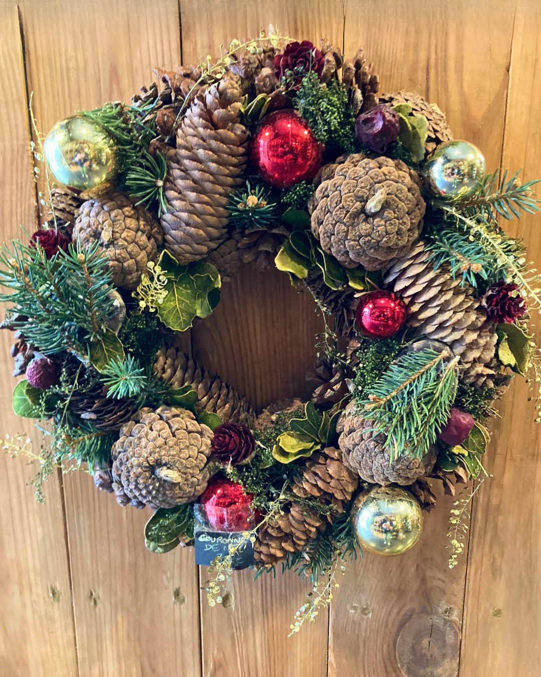 🌲 La couronne de Noël puise ses origines dans les peuples nordiques qui, au solstice d’hiver, tressaient des branches persistantes pour symboliser le renouveau au cœur de la saison sombre.
🧧 Adoptée plus tard en Europe chrétienne, elle devient un cercle de protection et d’espérance, signe d’éternité grâce à son forme ronde et au feuillage toujours vert.
Aujourd’hui, elle reste un porte-bonheur accrochée à la porte, posée sur une table, véritable geste d’accueil chaleureux.
🎁Sarah prolongent cette tradition avec un travail végétal sensible et intemporel. Les premières couronnes sont déjà parties cette semaine, ne tardez pas à venir chercher la vôtre.
#couronnedenoel #decorationnoel #artisanatvegetal #noelnaturel
#fleurssechees #artfloral #orvegetal #pau #noel2025 #fleuristepau