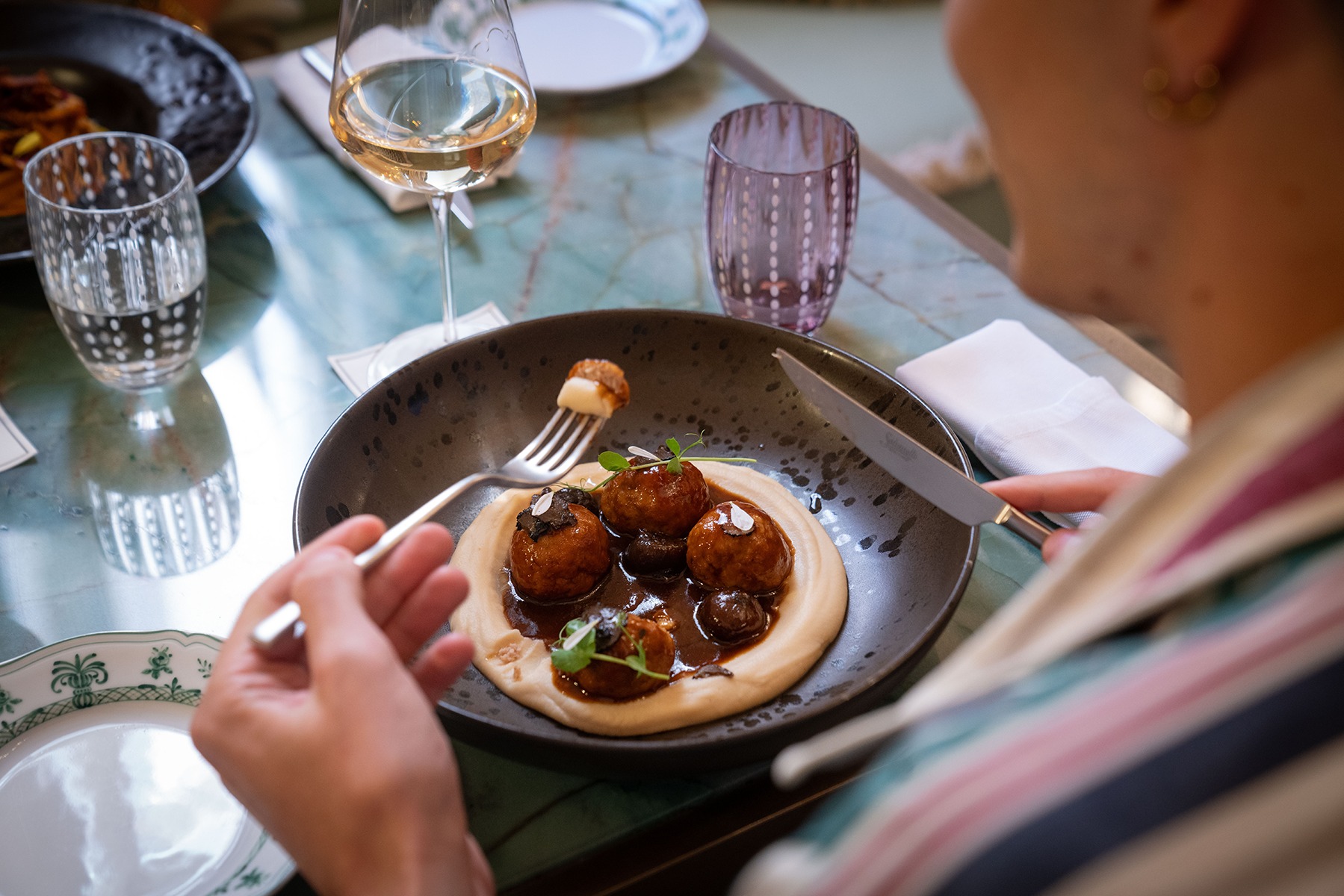 Meet our Veal and Pecorino Meatballs with truffle and baby onion jus. Three is never enough, but it's a very good start. 😏
Reserve your table now - link in bio.
#FoodieFinds #restaurantsmalta #PalazzoParisio #PalaceLife #visitpalazzoparisio #palazzoparisionaxxar