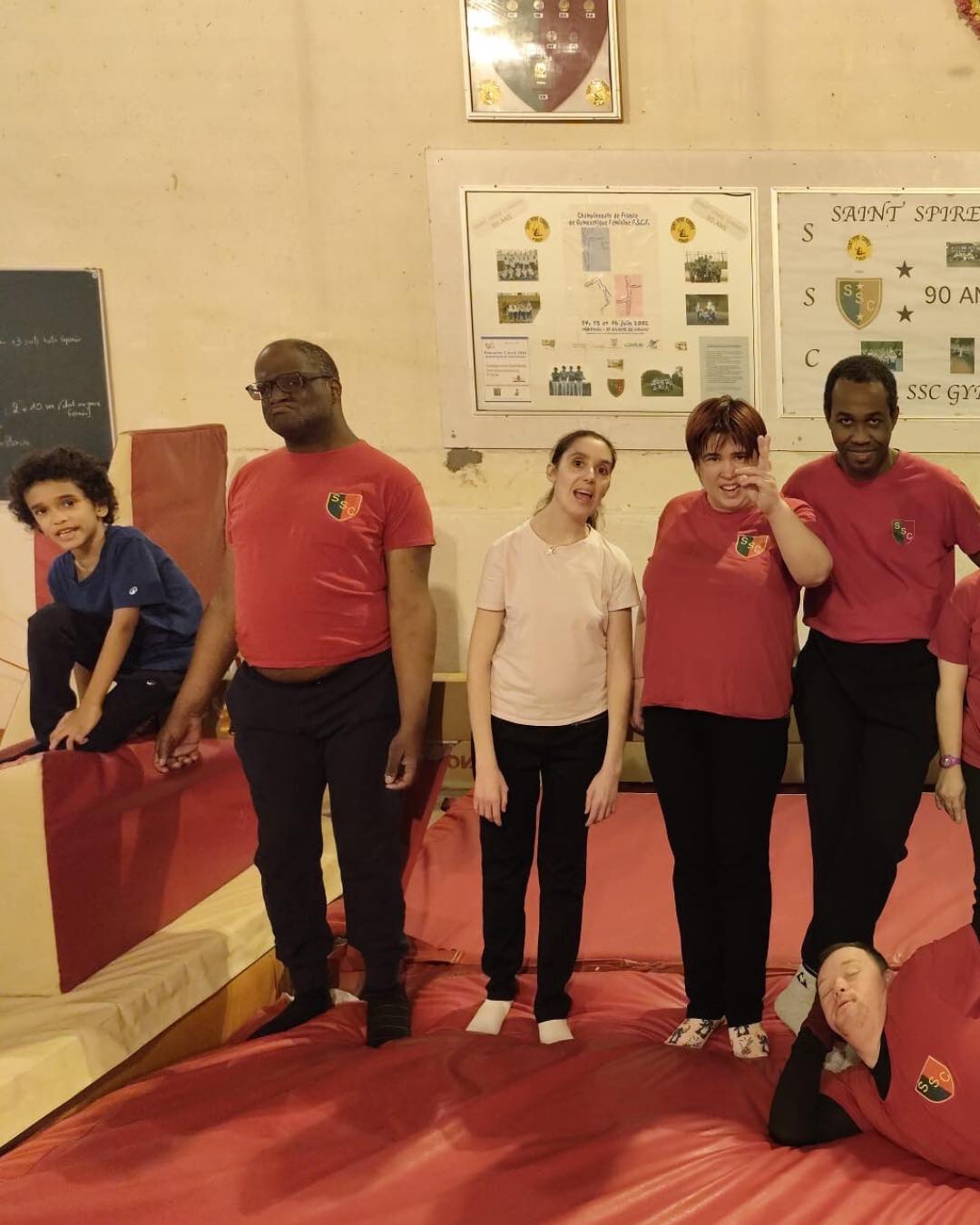 Voici notre équipe Handi’Gym pour la saison 2025-2026 ! 🎉
Cette année, ils sont 11 à représenter fièrement la section : Gaëtan, Marc, Virginie, Alisson, Ibrahima, Maëva, Giliane, Dryce, Livio, Liam et Elyna💪🏻
Ils s’entraînent chaque jeudi de 17h30 à 18h30 🕗
Pour les accompagner cette saison, nous retrouvons Pascale, Paul, Vincent, Julie et Sandrine ☺️
La SSC est très fière de cette équipe, qui travaille chaque semaine l’agilité, la coordination, l’équilibre et l’orientation dans l’espace 🤗
❤️💛💚
#ssc #sscgym #corbeilessonnes #sport #gymnastique #fscf #gymnastiqueartistique #saison20252026