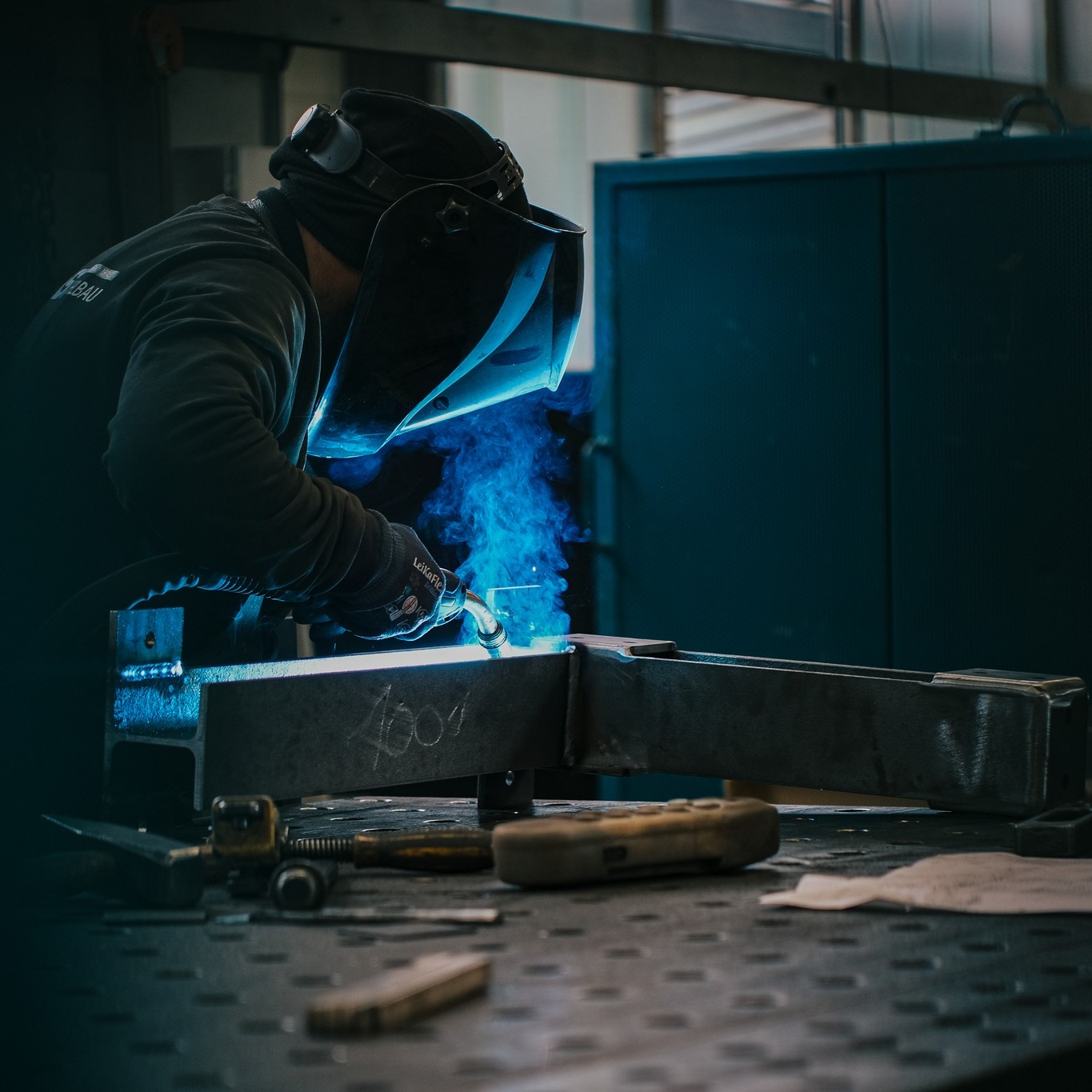 Stahl in Bestform
Was hier entsteht, hält Jahrzehnte – das ist kein Zufall, sondern das Ergebnis von Erfahrung, Präzision und echtem Handwerk.
#teamGAST #Schweißkunst