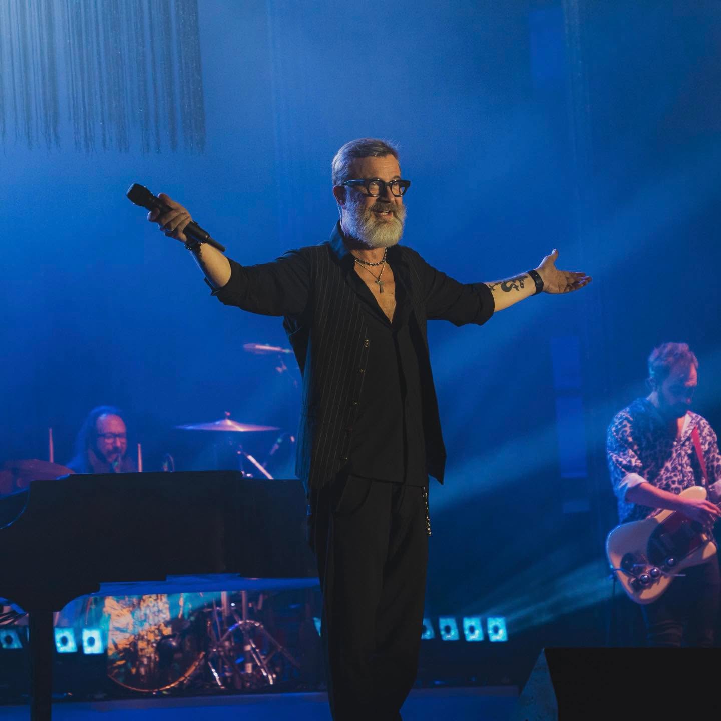 Grazie di cuore per tutte le serate che stiamo vivendo nei teatri in queste settimane ❤️
Ogni volta è un tutto esaurito di emozioni, come martedì sera a Bari e ieri a Catania!
Domani si continua al Pala Forum di Agrigento, vi aspetto!
Ph @francescoceraldiprod
#MarcoMasini #CiVorrebbeAncoraIlMare @friendsandpartners @momyrecords @concerto.official @rtl1025 @birindelliauto