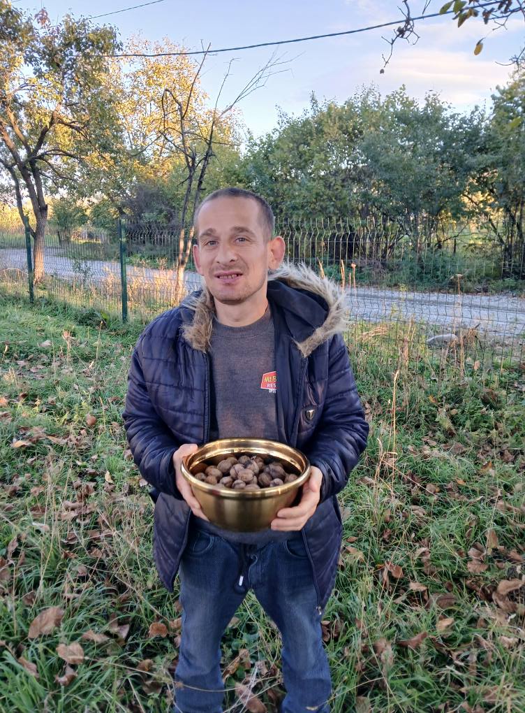 პერსონალური ასისტენტი თავდაჯერებულობას აძლევს შშმ პირს. ასისტენტი ხშირად პირველი ბიძგი ხდება ბენეფიციარისთვის, რომ მას დამოუკიდებლად შეუძლია იზრუნოს საკუთარ თავზე, გარემოსა და გარშემო ადამიანებზე.
ასისტენტები დამატებით ენერგიასა და მოტივაციას აძლევენ შშმ პირს. ეს იმიტომ, რომ ისინი ერთი კონკრეტული ინდივიდის საჭიროებებს სწავლობენ და მთლიანი დღის გეგმასა და გრაფიკს მასზე დაყრდნობით ადგენენ.
👉 ხელი-ხელს უკვე რამდენიმე თვეა ახორციელებს პროექტს “პერსონალური ასისტირების პროგრამის გაუმჯობესება თბილისში”. მისი მიზანია დაეხმაროს შშმ პირებს გახდნენ დამოუკიდებელნი და ჩაერთონ საზოგადოებრივ ცხოვრებაში. მეტი ინფორმაციისთვის და სერვისში ჩართვისთვის მოგვწერეთ პირად შეტყობინებაში
handinhandg@gmail.com | 577 31 99 74