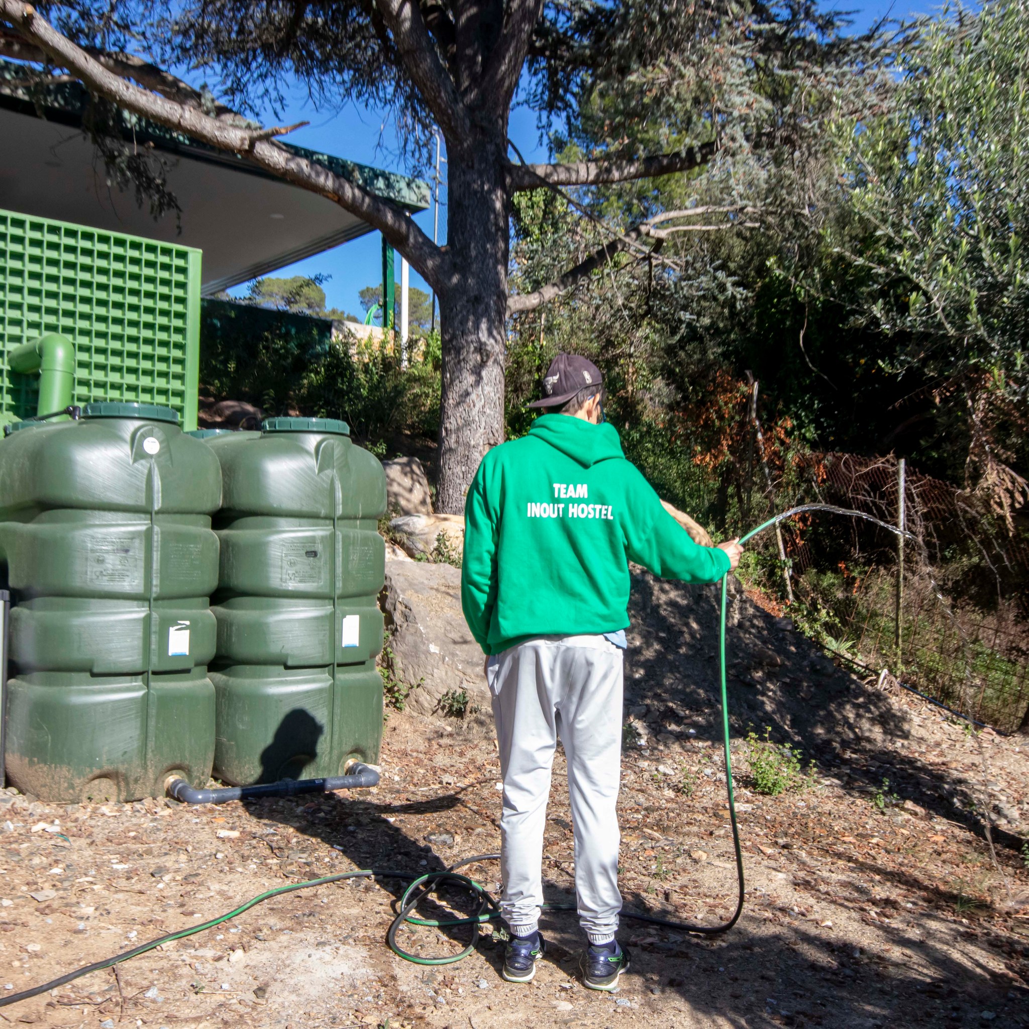 Molt contentes d’haver participat a la jornada vinculada a la certificació Biosphere Barcelona i als Reptes de Ciutat de Barcelona + Sostenible.
En aquest espai, Inout Hostel Barcelona va ser mencionat com a exemple de bones pràctiques sostenibles, un reconeixement que ens omple d’orgull i ens impulsa a seguir avançant!!
Durant la trobada, la nostra directora tècnica, Izaskun Quílez, va destacar algunes de les accions que duem a terme per reduir l’impacte ambiental:
♻️ Reutilització d’aigües per al reg
🔋 Mesures de descarbonització i sensors de presència
🌱 Caldera de biomassa amb biomassa de producció local
🚗 Punt de recàrrega per a vehicles elèctrics
I continuem! Els nostres propers objectius són millorar la vegetació del recinte i ampliar la recuperació d’aigües al restaurant 🌱💧
Gràcies a Barcelona + Sostenible per donar visibilitat al nostre compromís!
👉 Llegeix l'article a l'enllaç de la bio!
___
#InoutHostel #TurismeSostenible #BarcelonaSostenible #Biosphere