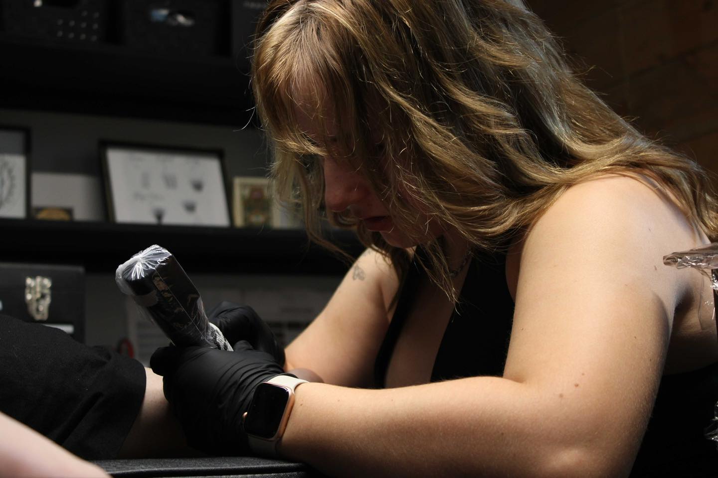 ⚠Offrir un cadeau original, local⊠et inoubliable ?
Pense aux mini tattoos accompagnĂ©s dâun certificat-cadeau Madison Studio !
Câest lâidĂ©e parfaite pour celles et ceux qui veulent surprendre avec quelque chose de vraiment personnel, unique et significatif. Un petit tattoo, câest plus quâun cadeau :
⹠une expérience
âą un souvenir qui reste
âą un geste qui encourage une entrepreneure dâici đ€
En plus, ça sâoffre Ă nâimporte qui : meilleure amie, amoureux.se, sĆur, collĂšgue⊠et mĂȘme Ă soi-mĂȘme.
Un petit tattoo, câest le cadeau qui a du style, qui fait sourire, et qui ne finira jamais dans le fond dâun tiroir.
đ Les certificats-cadeaux sont disponibles maintenant. Parfaits pour NoĂ«l, les Ă©changes de cadeaux, ou juste pour faire plaisir.
Ăcris-moi pour choisir le montant et crĂ©er un cadeau qui a autant de sens que de charme.