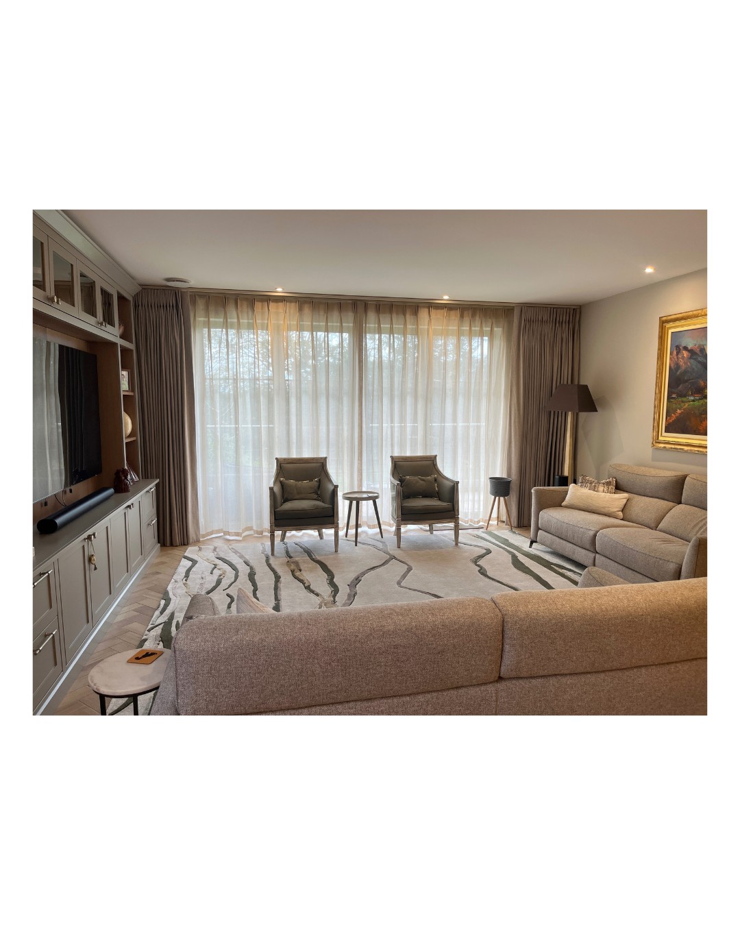 Fitted over the summer these were 5m whoppers! We fitted two automated tracks on the ceiling from @jscgroup_uk which are just so satisfying to use. Hanging from those are double pinch pleat curtains using @romo with some gorgeous voile for the sheer curtains from @villanovafabric which is much needed as it gets super sunny. All designed by the fabulous @cloudhouseinteriors who was the Interior Designer for the entire apartment.
#northcoteroad #fulham #tootingnewsie #interiordecor #interiorinspo #balhamnewsie #softfurnishing #TootingBec #southlondon #softfurnishings #custommade #tooting #balhammums #southwestlondonmums #tootingmums #balhamlife #madetomeasure #windowtreatments #curtains #curtainmaker #earlsfield #handmade #maker #balham #wandsworth #localmaker #localmakers #bespoke #SheerCurtains #sheercurtains