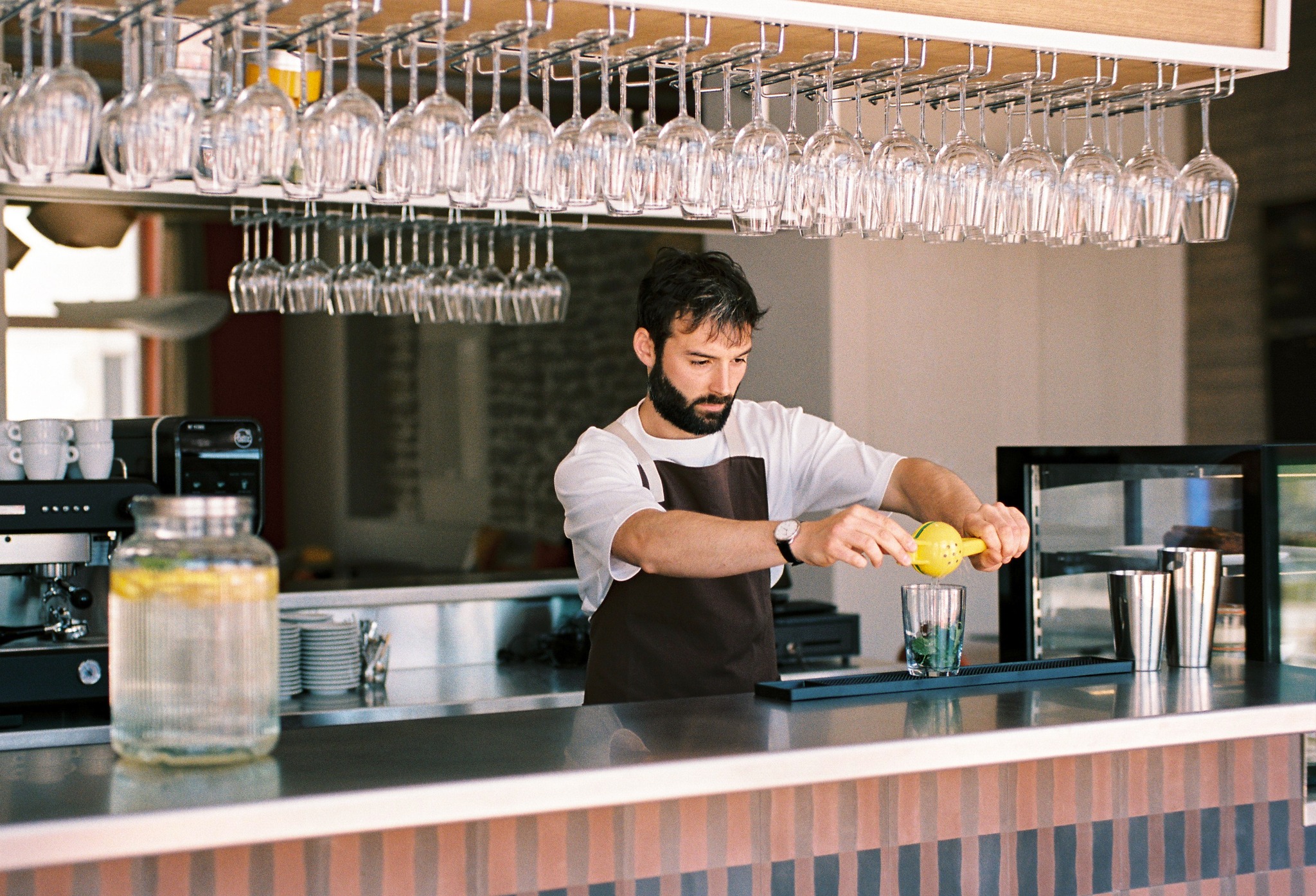 La veille de la reprise… et toute la maison s’active 💙✨
On prépare le resto, on range le comptoir, on teste le café, on révise les cocktails, on imagine les plats à partager (ou pas 😉) et on peaufine nos lichouseries.
Tout est presque prêt.
On vous attend demain !
-
Entre Nous
35 rue de la marine – 29730 Le Guilvinec
+33 (0)2 98 92 73 56
Ouvert du jeudi au lundi 🌈
#entrenous #guilvinec #entrenousguilvinec #restaurantguilvilnec #dejeuner #diner #goûter #boireunverre #paysbigoudensud #bigoudenjoy
Credit photo : @marineburucoa