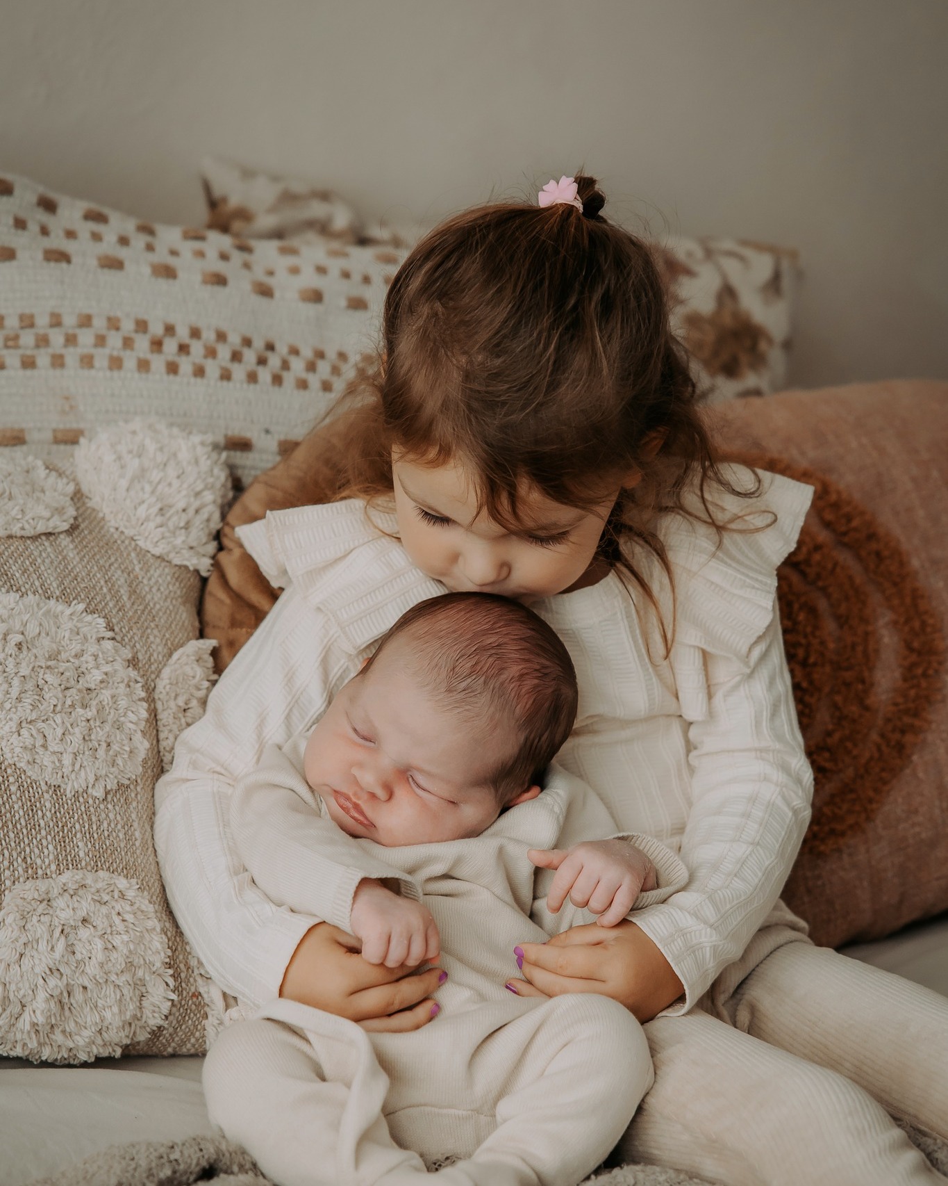 Newborn shoots zijn voor mij als kleine tijdcapsules. Je zou willen dat je later deze periode kunt vasthouden en precies voelt hoe het was, maar je weet dat het zo snel vervaagt. Daarom neem ik de tijd om dat zachte begin voor jullie vast te leggen. De kreukeltjes, de gaapjes, die kleine geluidjes die je nooit meer vergeet maar toch weer kwijtraakt zodra ze groter worden. Ik volg jullie ritme en dat van de baby. Dat levert beelden op die precies vertellen hoe het echt voelde.
.
.
.
.
.
#candidchildhood #12wekenzwanger #clickinmoms #newborn #baby #newbornshoot #newbornbaby #fotograafoverijssel #babyfotograaf #fotograafgezocht #babynieuws #2wekenoud #zwangerschapsverlof #zwangerschapsfotograaf #mamatobe #30weken #newbornfotograaf #newbornfotografie #babyshoot #zwangerschap #inverwachting #zwangerschapsshoot #babiesofinstagram #20wekenzwanger #pasgeboren #38weken #babyopkomst #30wekenzwanger #kraamcadeau #momtobe