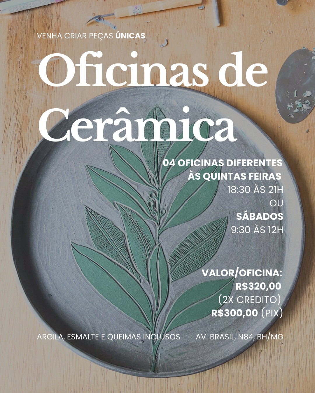 Últimas oficinas do ano ✨
Um convite pra fechar o ciclo com as mãos no barro e o coração leve.
☕️ Oficina Kit Café — sábado, 06/12 às 9h30
Uma manhã pra desacelerar e criar seu próprio ritual.
Vamos modelar um copo e um pires inspirados na fumaça e nas cores do café quente.
Um momento de presença, gesto e aroma — pra transformar o simples em pausa.
Técnica: modelagem em belisco.
🎄 Oficina Enfeites Natalinos — quinta, 11/12 às 18h30
Uma noite leve e divertida pra entrar no clima de fim de ano.
Você vai modelar e decorar seus próprios enfeites — estrelas, pinhas, corações, sinos...
Peças pequenas que carregam o gesto, a lembrança e o calor das mãos.
Técnica: modelagem e pintura em engobe
🍃 Oficina Prato de Louros (para atrair prosperidade em 2026) — sábado, 13/12 às 9h30
Um encontro de contemplação e beleza.
Vamos aprender a técnica do Esgrafito, decorando os peatos com a estampas das folhas de louro
Ideal pra quem busca um processo calmo, artístico e cheio de detalhes.
Técnica: estamparia em esgrafito.
🍊 Oficina Espremedor de Limão — quinta, 18/12 às 18h30
Pra quem ama unir utilidade e poesia e pra quem quer começar 2026 fazendo seu suco natural no seu espremedor de cerâmica!
Vamos modelar um espremedor manual de laranja — simples, funcional e com o charme do feito à mão.
Uma peça que transforma o cotidiano em ritual.
Técnica: modelagem em belisco e encaixe.
Duração das oficinas: 2h30.
Clica no Link da Bio ou me envie um direct para se inscrever! 💛