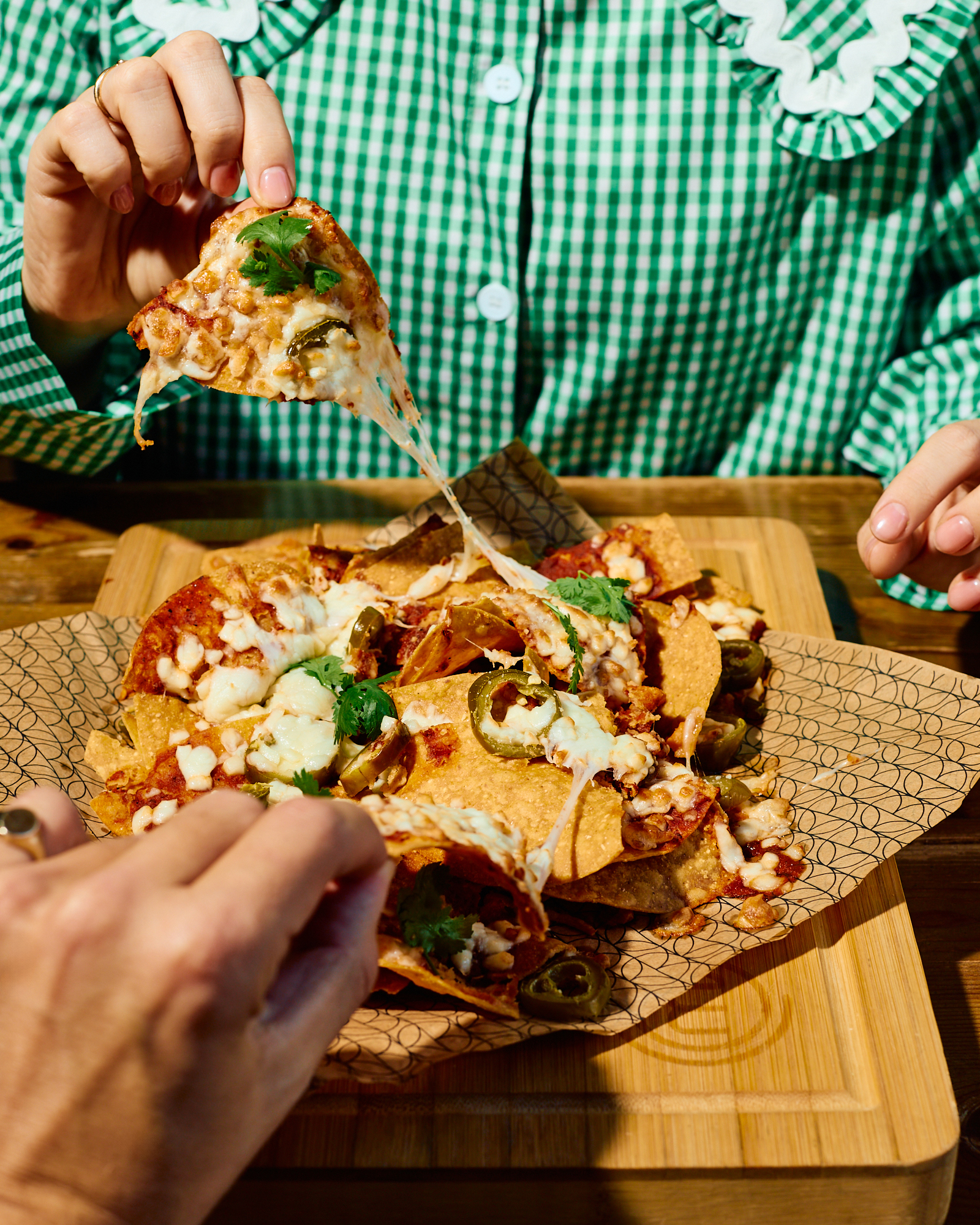 Nachos zapiekane z serem, jalapeño, salsą roja i kolendrą 🧀
Zamów do dzielenia się z przyjaciółmi bo najlepiej smakują w grupie!
