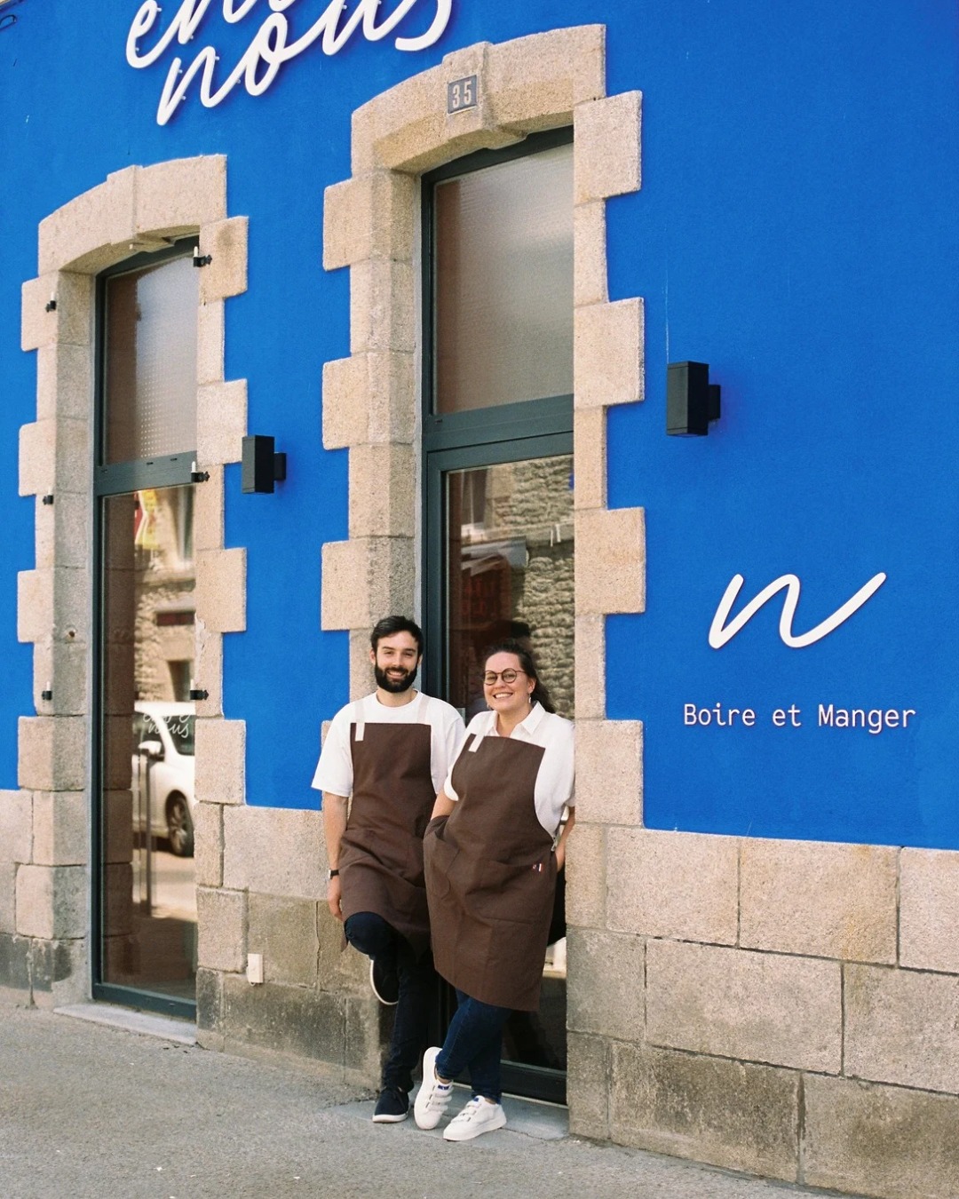 On vous souhaite à toutes et à tous une année pleine de belles rencontres, de découvertes,
et de gourmandises partagées chez Entre Nous 💙
Nous sommes profondément heureux de travailler chaque jour
avec toutes ces personnes qui nous entourent :
notre équipe,
nos producteurs,
nos fournisseurs…
Des liens riches, à la fois professionnels et amicaux, qui donnent tout son sens à notre métier.
2025 a été une année fantastique, et elle nous donne une envie encore plus forte d’être encore meilleurs en 2026 ✨
Merci pour votre confiance, vos sourires, vos mots, vos habitudes, et tous ces petits moments partagés autour de nos tables.
On a hâte de continuer cette aventure avec vous 💙
-
Entre Nous
35 rue de la marine
29730 Le Guilvinec
+33 (0)2 98 92 73 56
Ouvert du jeudi au lundi 🌈
#entrenous #guilvinec #entrenousguilvinec #restaurantguilvilnec #bonneannee2026 #merci #paysbigoudensud #bigoudenjoy
Crédit photo : @marineburucoa