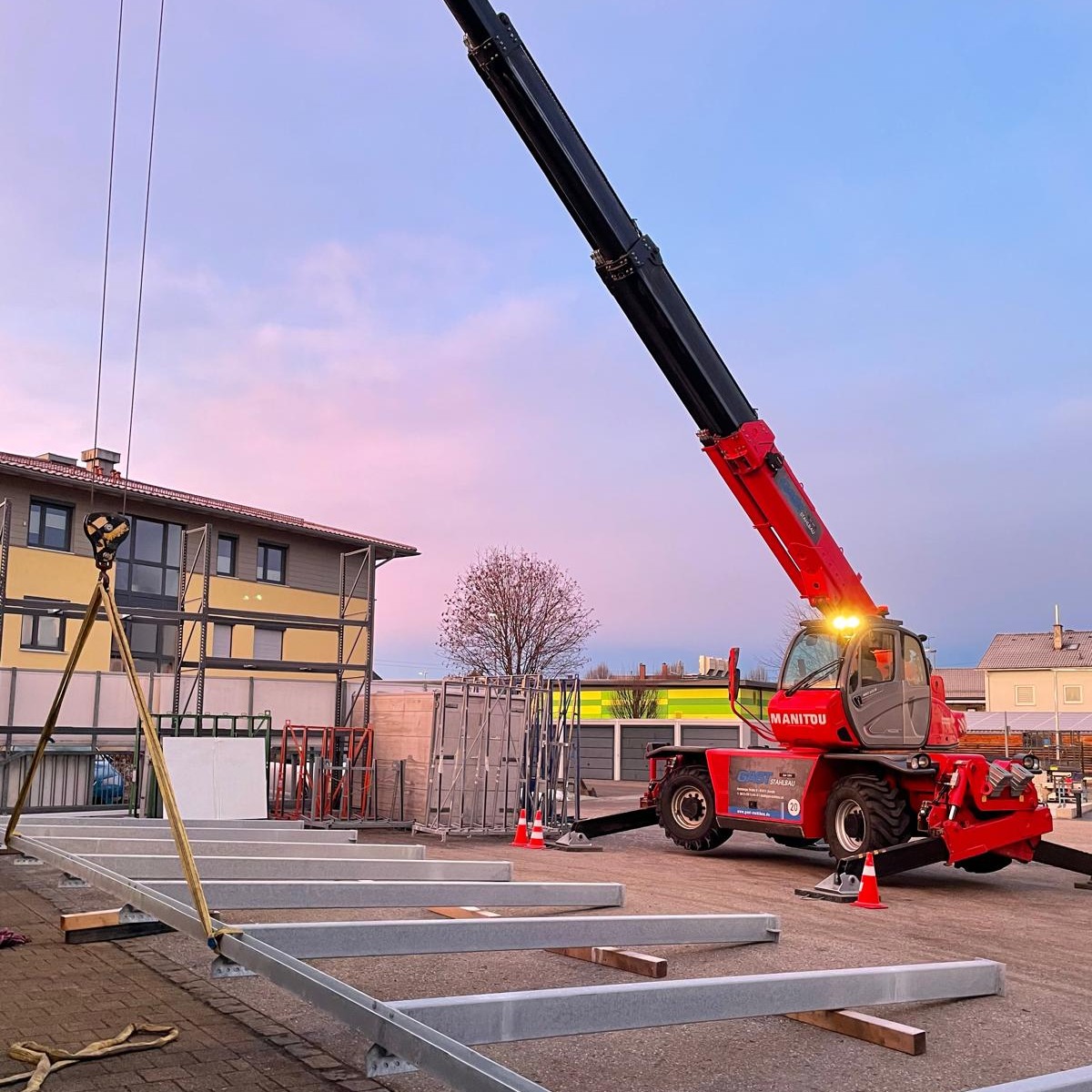 Wenn der Kran schon vor der Sonne wach ist – Stahlmontage zum Sonnenaufgang!
#teamGAST #werkstatt #morgens
