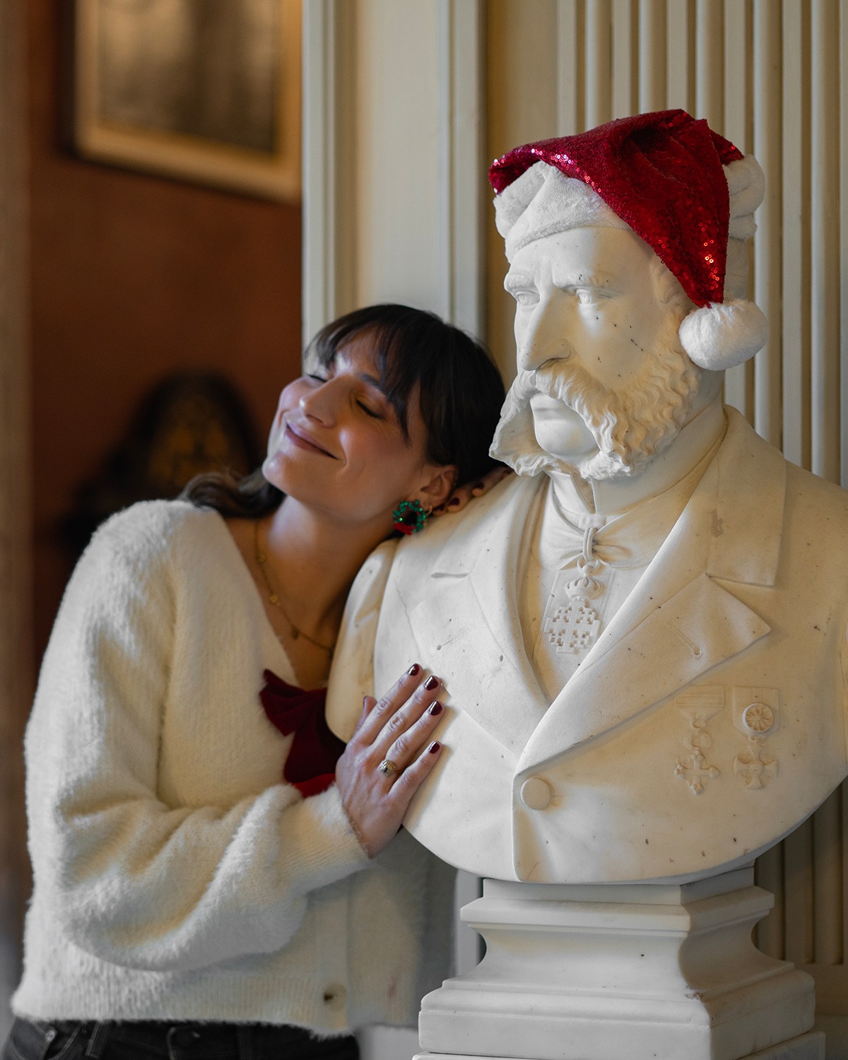 The Marquis maintains his usual composure. The rest of us are beside ourselves with festive joy.
Come play!🎄
#PalazzoParisio #PalaceLife #visitpalazzoparisio #palazzoparisionaxxar