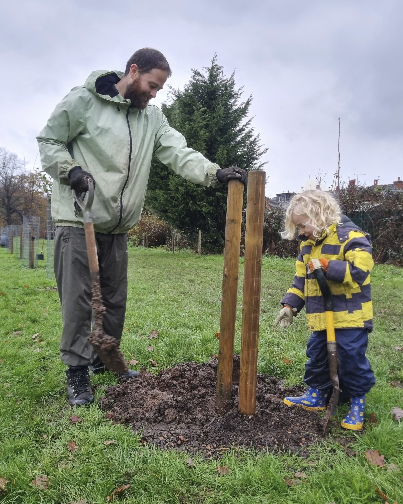 Our morning at #NewlandsRun in #Stirchley saw us replanting a few trees that had suffered water-logging in the past. Weeding, mulching, tying back in and enjoying sandwiches courtesy of @loaf.coop.