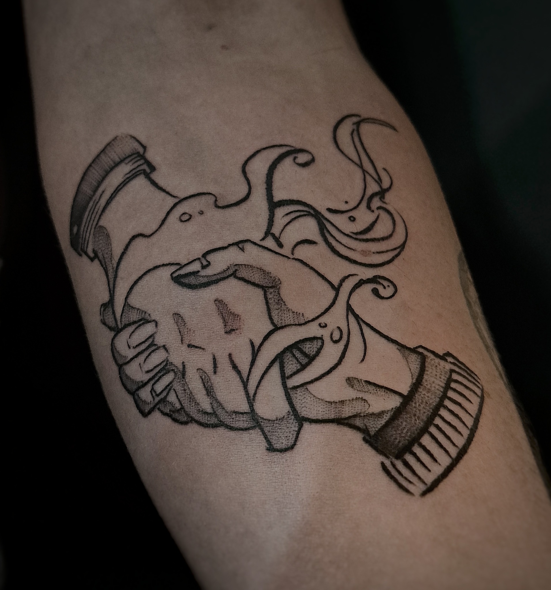 A handshake… but make it mythical. 🐙🤝✨
This bold blackwork piece blends classic illustrative linework with surreal tentacle details. A perfect mix of storytelling and style. The contrast pushes the design to feel alive, almost like the moment is frozen mid-transformation. Absolutely loved how this concept came together on skin!
Done at @thelostoasistattoo 🏛️🖤
And yes — our gift vouchers are now available in the shop! 🎁✨
With winter rolling in and Xmas around the corner, this is the perfect gift for someone who loves unique ink.
✨ Want ink like this? 👉 DM @elliecitadel or email deroy.eliot@gmail.com
to book your spot! ✉️