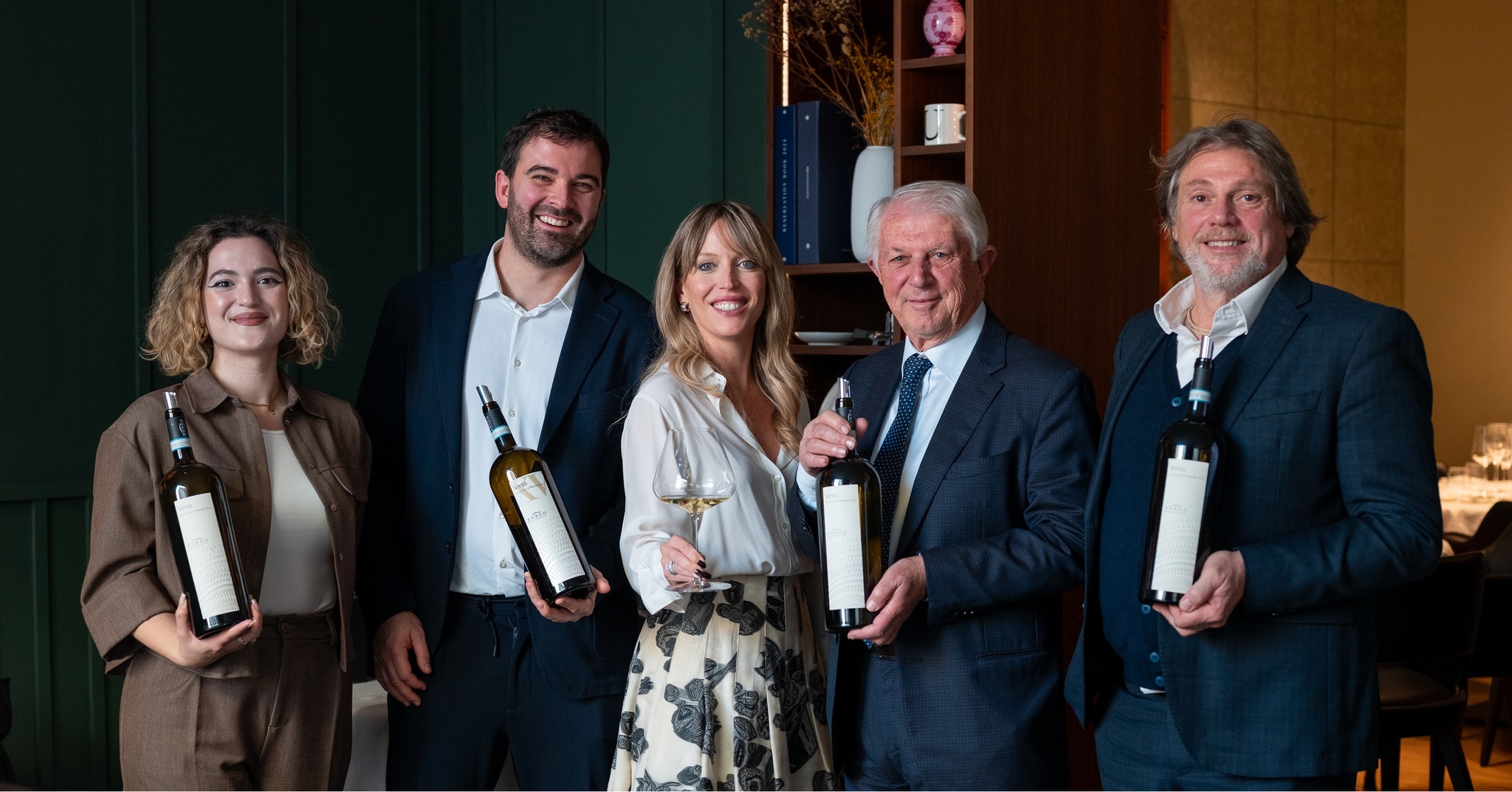 Il Vertis è il nostro fiore all’occhiello: come suggerisce il suo nome, nasce per guardare in alto.
Abbiamo avuto il privilegio di portarlo all’Autem Milano per una verticale in otto annate, un viaggio sensoriale attraverso la sua anima in continua evoluzione.
In degustazione, la più matura 2011, la luminosa e armonica 2013, la generosa 2018, la raffinata 2019, l'energica e precisa 2020, l'elegante e stratificata 2021, fino alla pluripremiata 2022. Un percorso che racconta un vino capace, dopo oltre quindici anni, di sorprendere e incantare.
Un grazie speciale a @cristinamercuri_wine , che con sensibilità e competenza ha saputo valorizzare al meglio l’essenza del nostro #verdicchiodimatelica.
Vertis is our crown jewel: as its name suggests, it was born to reach higher.
We had the pleasure of presenting it @autem_milano for an eight-vintage vertical tasting, a sensory journey through its ever-evolving soul.
On tasting: the gracefully mature 2011, the bright and harmonious 2013, the generous 2018, the refined 2019, the vibrant and precise 2020, the elegant and layered 2021, and finally the multi-award-winning 2022. A lineup that shows how this wine continues to captivate and surprise after more than fifteen years.
A special thank-you to Cristina Mercuri of @mercuriwineclub , whose insight and elegance brought out the very best of our Verdicchio di Matelica.
#organic #madeinitaly #matelica #borgopaglianetto #winelovers #vignaioliindipendenti