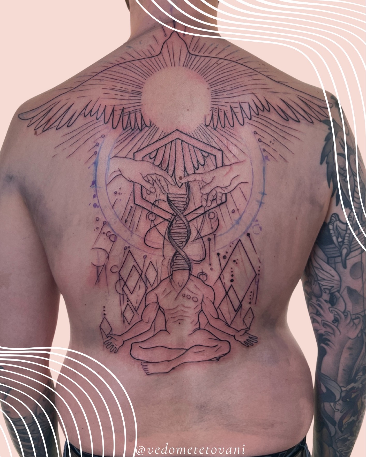 IN PROGRESS
MOST MEZI NEBEM A ZEMÍ, ŽIVOTEM A SMRTÍ
Tetování jako mapa duše - tady se setkává mikrokosmos s makrokosmem. Slunce s křídly představuje vyšší vědomí, zatímco sedící postava s DNA šroubovicí symbolizuje propojení našeho fyzického těla s duchovní podstatou.
Záda jsou místem, kde neseme svá břemena i svou sílu. Toto tetování se stává průvodcem na cestě k integraci všech částí sebe sama.
Jsem poctěna, že mi byla svěřena takto velká plocha a toto je jen začátek celé cesty, která nás společně s Ondrou čeká. Ani nemůžu říct, že se těším na výsledek, protože se těším na celou cestu toho, co tato spolupráce nám obou přinese.
Děkuju za důvěru.
Chceš i ty svoje tetování, které bude silnou kotvou pro Tvůj život?
Neváhej se ozvat!
#vedometetovani #DNAtetovani #spiritualnisymbolika #transformace #zada