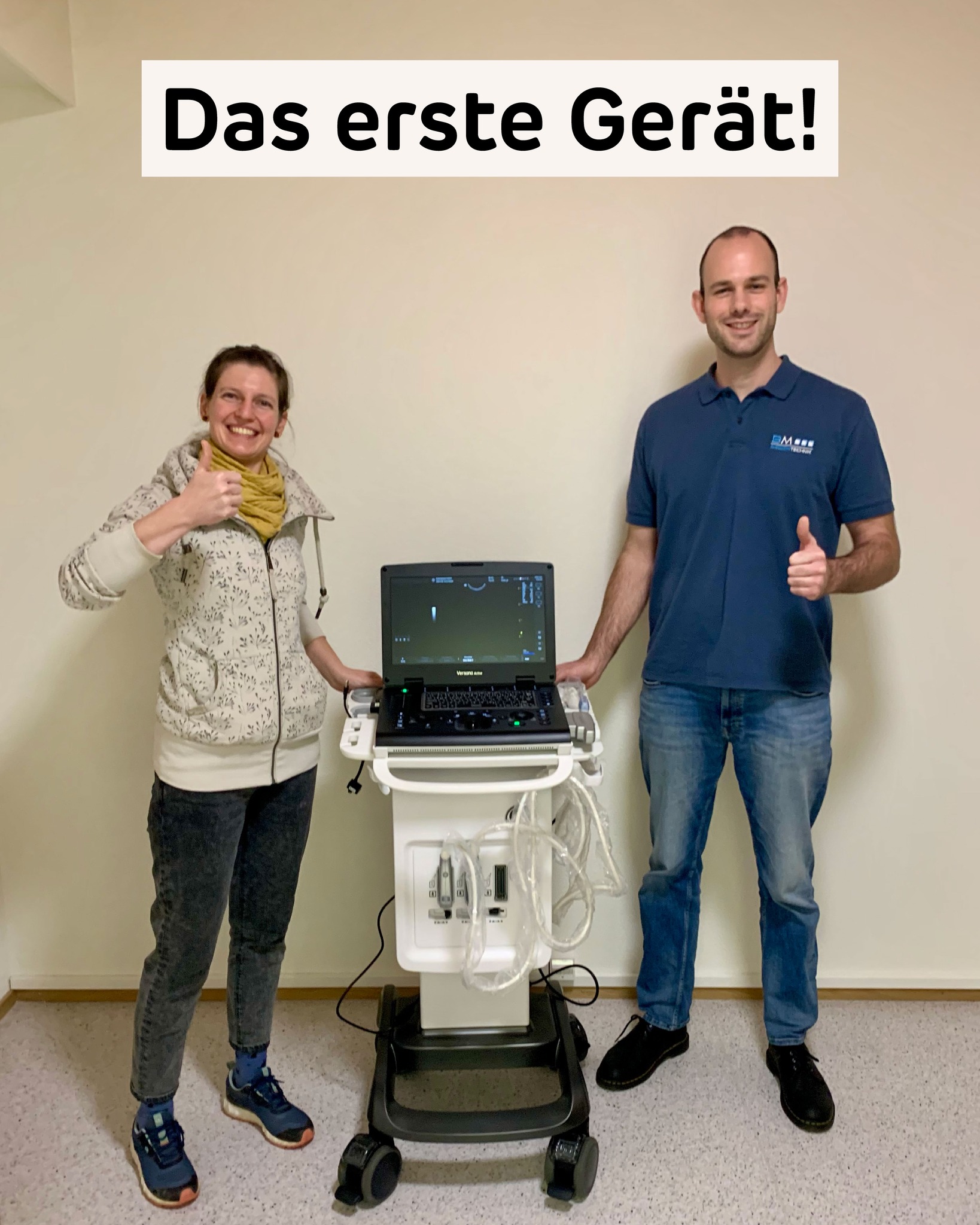 Tadaaa! 🥳 Unser offiziell erstes medizinisches Gerät ist eingezogen: der Ultraschall. 🔊
Mit diesem Gerät können unsere Tierärztinnen ganz einfach, ruhig und schmerzlos einen Blick ins Innere eines Büssis werfen. So sehen sie zum Beispiel, ob alle Organe so sind, wie sie sein sollen. Das kann manchmal den entscheidenden Hinweis geben, warum es der Katze nicht gut geht. 👩🏻⚕️👍
Der freundliche Medizintechniker von @bm_medizintechnik installierte das Gerät gleich vor Ort und erklärte die letzten Details. Ein super Service, vielen Dank! 🤝
Das tolle Gerät braucht noch einen Spitznamen – wie würdet ihr es taufen? 😸
#katzenpraxis #tierarztpraxis #medizintechnik