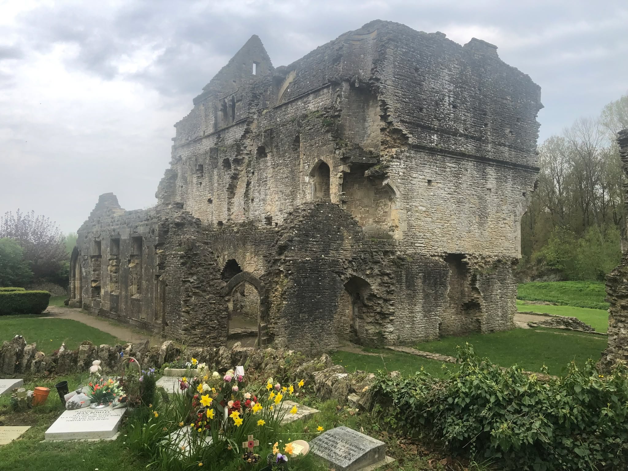 Still such a favourite with my clients in the #cotswolds. #minsterlovellhall pairs atmospheric ruins with fresh flowers in the graveyard that show the local church is still very much alive.
#offbeatcotswolds #bluebadgeguide #bluebadgeguides
#britainsbestguides #Cotswolds #thecotswolds
#inthecotswolds #cotswoldcountry #Cotswolds_Culture #lovethecotswolds
#discoverthecotswolds #visitthecotswolds #discovercotswolds #cotswoldslife #cotswoldlife #thecotswolds
#your_cotswolds
#cotswolds #thecotswolds #cotswoldvillage #visitengland #englishvillage
#englishcountryside
#explore_britain_ #traveling_uk
#photosofengland #instabritain #europetravel