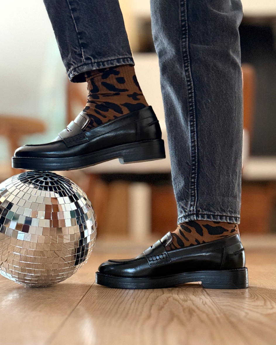 Les chaussettes léopard sont enfin là, en édition limitée dans un joli brun profond.
Ce que l’on aime particulièrement, c’est le pochon en coton qui les accompagne. Il sert de pochette cadeau toute prête et se réutilise facilement ensuite comme petit rangement pratique. Le tout est personnalisable pour un cadeau vraiment soigné et pensé avec attention.
Prête à adopter ton nouveau basique sauvage ? ✨
- Expédition à partir du 15 décembre.
- Livraison garantie pour Noël.
#creatricetoulousaine #luzetnina #toulouse #cadeaudenoelpersonnalisé #cadeaupersonnalisé #cadeauxdenoel #petitbudget #ideescadeaux #eshopfrançais #createurfrancais #noel2025 #noelapproche #cadeauoriginal #ideescadeauxnoel #chaussettesleopard