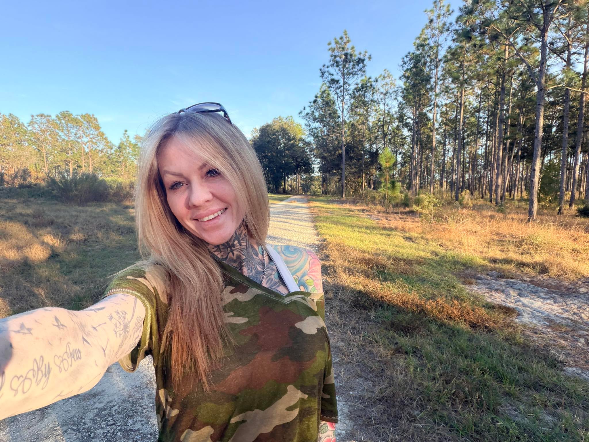 I NEED TO VENT!!!!!!! BECAUSE I'M PISSED.
I JUST WENT TO GROCERY STORE TO PICK UP A FEW THINGS FOR DINNER AND I'M WAITING IN LINE AND DROP A $20 BILL.
THE LADY IN FRONT OF ME PICKED IT UP SO I THANKED HER AND HELD IT HAND OUT - SHE SAID “THE THINGS FOUND ON EARTH ARE TO BE KEPT BY THE COLLECTOR," AND WALKS AWAY.
😡I WAS LIKE OH NO YOU DON’T! I LOOKED AT THE PERSON BEHIND ME STANDING IN LINE, THEY COULDN'T BELIEVE IT EITHER.... I'M LIKE THIS CAN'T BE REAL RIGHT NOW, LIKE SERIOUSLY? (GOD, DO YOU REMEMBER ME WHAT'S GOING ON IN MY LIFE RIGHT NOW?)
SO I TOOK A DEEP BREATH AND I TURNED BACK TOWARDS THE LADY/THIEF/OR WHATEVER YOU WANT TO CALL HER AND ASK I APPROACHED HER I SAID, "LADY, DO I LOOK LIKE I'M IN THE MOOD?! SOOOOO, OF COURSE I LEFT EVERYTHING AND FOLLOWED HER INTO THE PARKING LOT.
SHE WAS ALMOST RUNNING AT THIS POINT TO GET AWAY FROM ME. WHEN SHE GOT TO HER CAR SHE PUT HER BAGS ON THE GROUND TRYING TO GET HER TRUNK OPEN.
I WAS BOILING AT THIS POINT! I DECIDED THAT HER “FINDERS KEEPERS" RULE JUST PRESENTED THE PERFECT OPPORTUNITY FOR A GREAT TEACHABLE MOMENT... SO... I CAUGHT UP WITH HER, GRABBED HER GROCERY BAGS AND HEADED TO MY CAR WITH HER YELLING AT ME FROM BEHIND “HEY, THOSE ARE MINE.”
AS I REMEMBERED WHAT SHE HAD SAID TO ME EARLIER “THE THINGS FOUND ON EARTH ARE TO BE KEPT BY THE COLLECTOR!" AS I’M LAUGHING HYSTERICALLY 😂😂I HOPPED IN MY CAR IGNORING HER.
I HAD A SENSE OF SATISFACTION. ANYWAY I GET HOME AND OPEN THE BAGS AND WHAT DID I FIND?
3 T - BONE STEAKS
3 POUNDS LOBSTER
2 POUNDS OF RED POTATOES
GARLIC BREAD
AND EVERYTHING TO MAKE A NICE SALAD
AND A VERY NICE BOTTLE OF WINE...🍷
I’M OVER HERE LIKE DANG THAT’S THE BEST $20 BUCKS I EVER LOST 😂😂😂
IN ALL SERIOUSNESS.... THIS IS JUST A JOKE TO SEE WHO WOULD READ THE ENTIRE POST.
IF YOU MADE IT...PLEASE COPY , PASTE, SIT BACK AND ENJOY 😂😂😂. HOPEFULLY I JUST PUT A SMILE ON YOUR FACE!
LAUGHTER IS THE BEST MEDICINE!
A CHEERFUL HEART IS GOOD MEDICINE,
( Copy and Pasted )
Photo for credit: