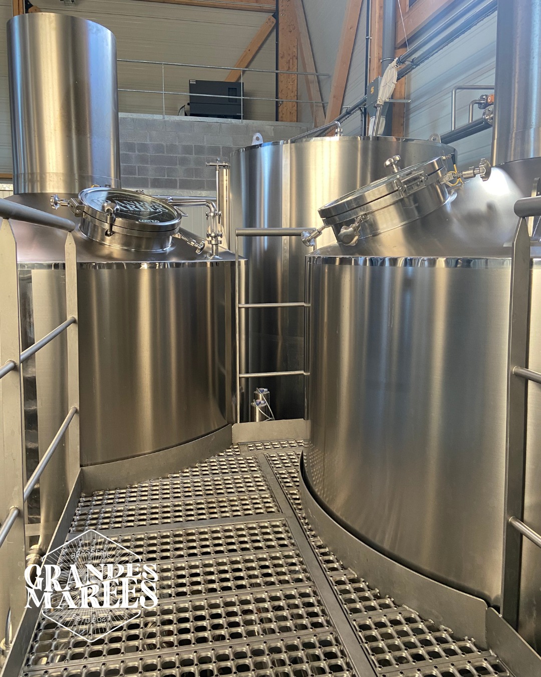 🌊 Visite de la Brasserie 🌊
Samedi 6 décembre à 11h aura lieu la prochaine visite mensuelle de la brasserie!
N'hésitez pas à réserver votre place en nous contactant sur nos réseaux sociaux 🤳, par mail 📩 à contact@brasseriegrandesmarees.fr ou par téléphone au 0391891377.
Durée de la visite: 45 minutes environ puis une dégustation de nos bières au bar 🍺
#visite #beerlover #agenda #brasseriegrandesmarees #brasserieartisanale #tourismebrassicole