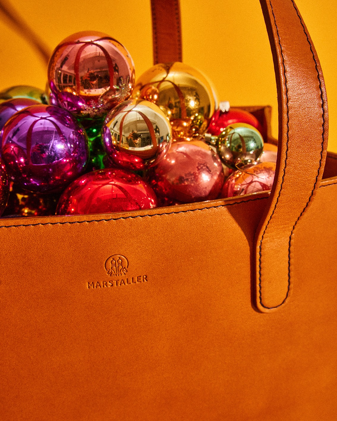 Habt ihr schon alle Weihnachtsgeschenke besorgt?
Die Vorweihnachtszeit ist da – Lichterglanz, Plätzchenduft und die Suche nach besonderen Überraschungen!
Wo kauft ihr eure Geschenke am liebsten?
Vielleicht schlendert ihr gern über kleine Weihnachtsmärkte, stöbert in liebevollen Boutiquen oder sucht entspannt online nach besonderen Ideen.
Wenn ihr nach etwas Hochwertigem und Persönlichem sucht, haben wir etwas für euch: unsere elegante Einkaufstasche aus Cognac-Rinderleder.
Das Beste daran? Ihr könnt euer Lederprodukt bei uns mit euren Initialen oder sogar eurem Namen prägen lassen.
So wird aus einer schönen Aufmerksamkeit ein wirklich einzigartiges Geschenk, das lange Freude bereitet – perfekt für die festliche Jahreszeit.
Den Link zu unserem Online Shop findet Ihr in der Bio.
Foto © Silvio Knesevic
#weihnachtseinkäufe #weihnachtseinkaeufe #weihnachtseinkaufen #Marstaller #marstaller #personalisierenlassen #personalisierenmöglich #personalisieren #einkaustasche #einkaustaschen