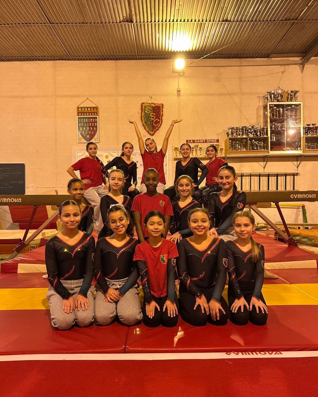 Eh oui, c’est maintenant la présentation officielle de notre équipe Jeunesses 2 🥳
Cette saison, elles sont 15 gymnastes : Inès, Noemy, Malika, Marie, Manel, Mathilde, Alissya, Emeline, Sana, Avril, Arnella, Lenie, Tia, Sanna et Inès 💪🏻
Elles s’entraînent chaque semaine deux fois : le mercredi de 18h à 20h et le vendredi de 19h30 à 21h30 🗓️
Côté encadrement, on retrouve cette année Paul et Florine 🤸♀️
❤️💛💚
#ssc #sscgym #corbeilessonnes #sport #gymnastique #fscf #gymnastiqueartistique #saison20252026