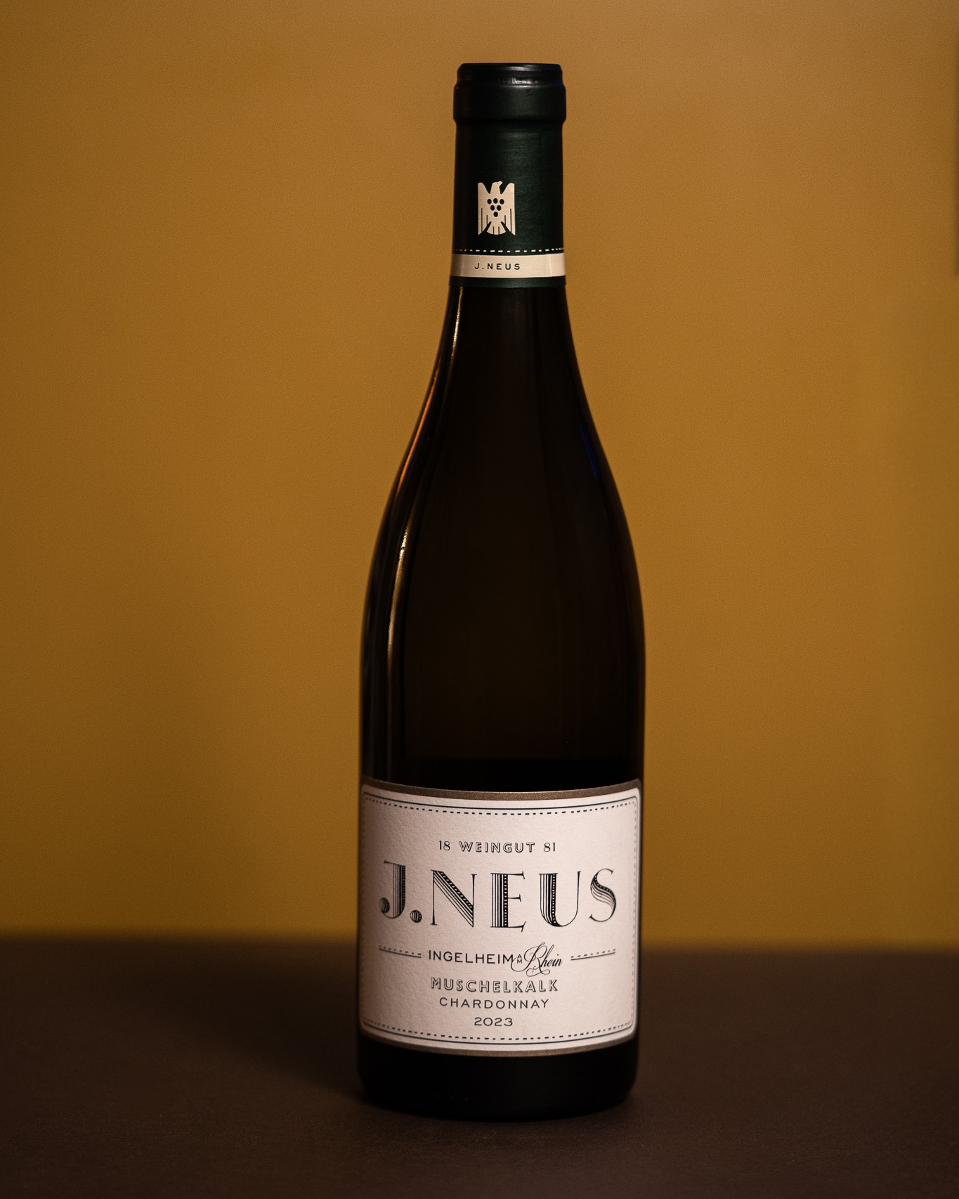 Existen combinaciones que simplemente funcionan: chardonnay, caliza y barrica.
El J. Neus Ingelheim Chardonnay es un vino blanco de la reconocida bodega Weingut J. Neus, ubicada en la región de Rheinhessen, Alemania. Procedente de viñedos seleccionados, incluyendo parcelas catalogadas como “Erste Lage”.
Los viñedos se encuentran sobre suelos de caliza, terreno ideal para vinos blancos de estructura refinada y sapidez duradera. Este vino despliega un elegante paso por barrica, con sutiles aromas que recuerdan a cerilla y notas reductivas que lo hacen particularmente complejo y expresivo. Un ejemplo perfecto para comprender cómo la reducción puede aportar profundidad y personalidad a un vino, sin perder frescura ni claridad aromática.
🥂 Celebra la temporada con estilo: asegura ahora los vinos que acompañarán tus cenas y eventos navideños.