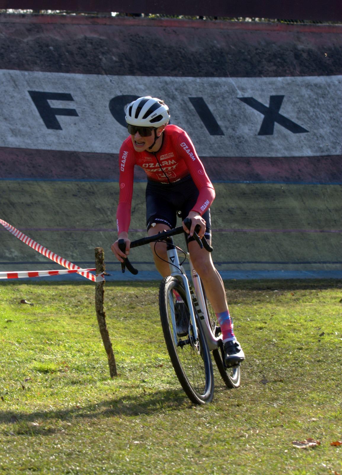 🚴♂️ Victoire pour Maël Boussioux
Maël décroche la victoire ce vendredi sur le cyclo-cross de Foix.
Un circuit rapide et technique, un départ parfaitement lancé, puis une victoire en solitaire, portée par de très bonnes sensations.
Et surtout… la première victoire sous ses nouvelles couleurs 💛
Bravo @mael.boussioux 👏
#GersCyclingDevo #TeamGCD #CycloCross #u17
Véranda et Verrière de France @crealudiffusion @eleclercauch @sosparebrisepluslislejourdain @21street_gaming
@jomasport @groupamaoc @lacdelagimone.fr @reflectin.fr @lasallesaintchristophe STSI @chateausaintmartory GUIA @kcocafe @nvdp_bikefitting @tbrsportperformance MC3M final video