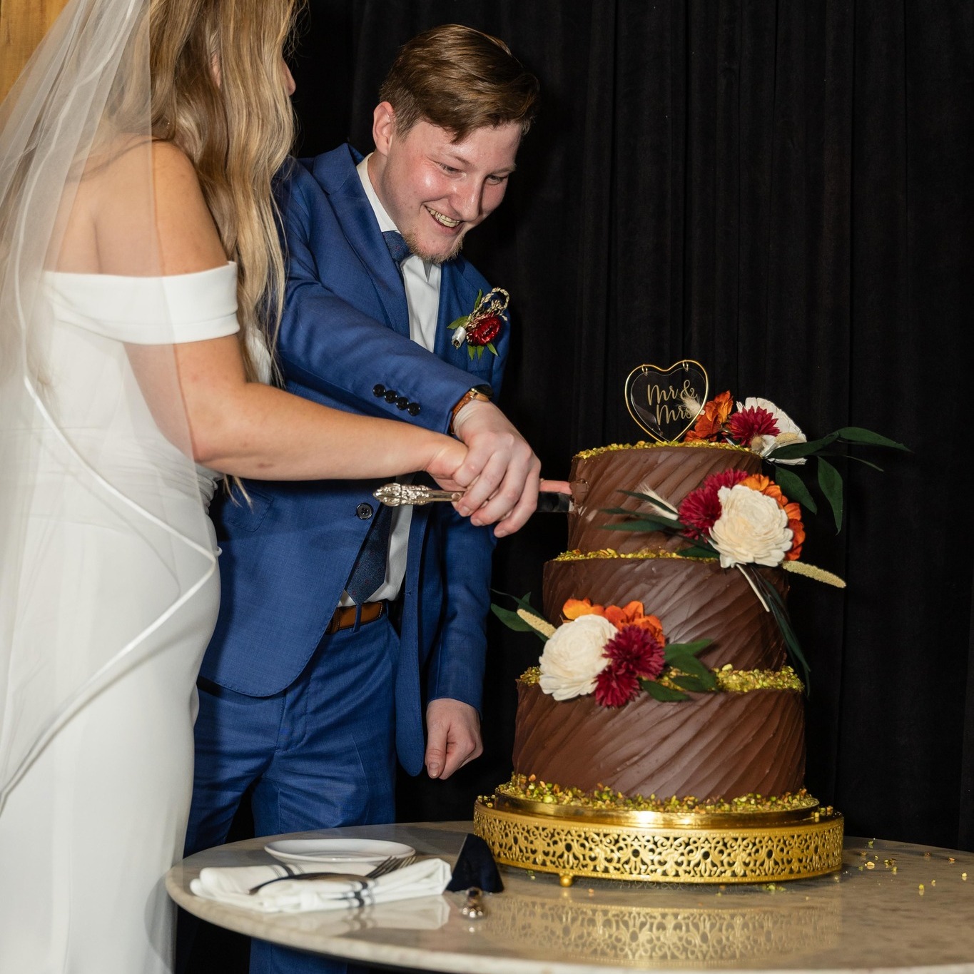 Hannah & Chance’s Cake Cutting Moment
Cake cutting never gets old — it’s one of those timeless wedding traditions that still brings out the biggest smiles. 🍰✨
Hannah and Chance were so sweet together in this moment… the laughter, the little looks, the “don’t smash it!” energy — I just love these parts of a wedding day. It’s where the nerves melt and the joy takes over.
Beautiful cake by @romelfrancisco
Planned with love by @events_by_dallas
#NevadaCityWedding #StoneHouseWedding #WeddingCakeCutting #WeddingTraditions #NorthernCaliforniaWedding #NevadaCountyWeddings #CaliforniaWeddingPlanner #EventsByDallas @events_by_dallas