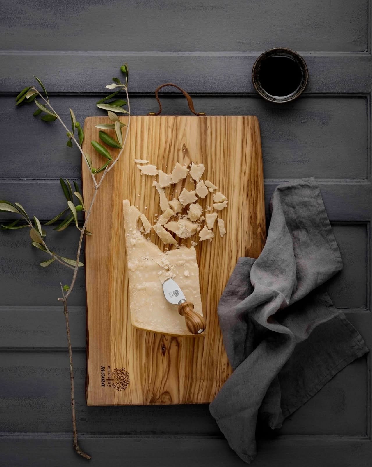 Made by Mama Parmesan sælges nu også i Alt Godt, stykker af ca. 400 g😍🇮🇹
Den er blød & cremet, men har stadig bid. Den er produceret og lagret i 27 måneder i Emilia- Romagna i Norditalien. Bryd med en parmesankniv og spis den som antipasti, riv den over pasta, salater eller andre gode retter, der fortjener et strejf af lidt ekstra.