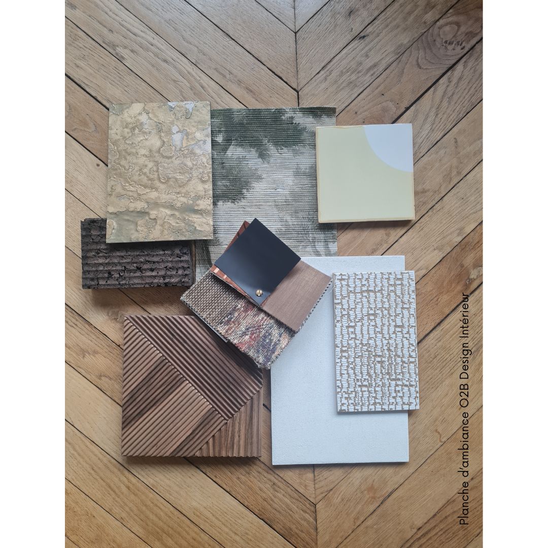 Quand mes influences du Sud rencontrent la douceur de l’automne.
J’ai composé cette planche en mêlant tendances et ma sensibilité de designer de mobilier, avec cette réminiscence des lieux où j’ai grandi : la sobriété des blancs, la chaleur du bois, la simplicité des matières.
Bois sculpté, parquet, liège, feuille de pierre, peinture à la chaux…
Des bruns et des verts que j’aime dynamiser avec un jaune éclatant, comme dans la pierre naturelle @stoneleaf_france ou la faïence @sminkstudio .
Motifs et panoramiques muraux pour apporter rythme et caractère (@signature_murale , @ananbopapierpeintpanoramique ).