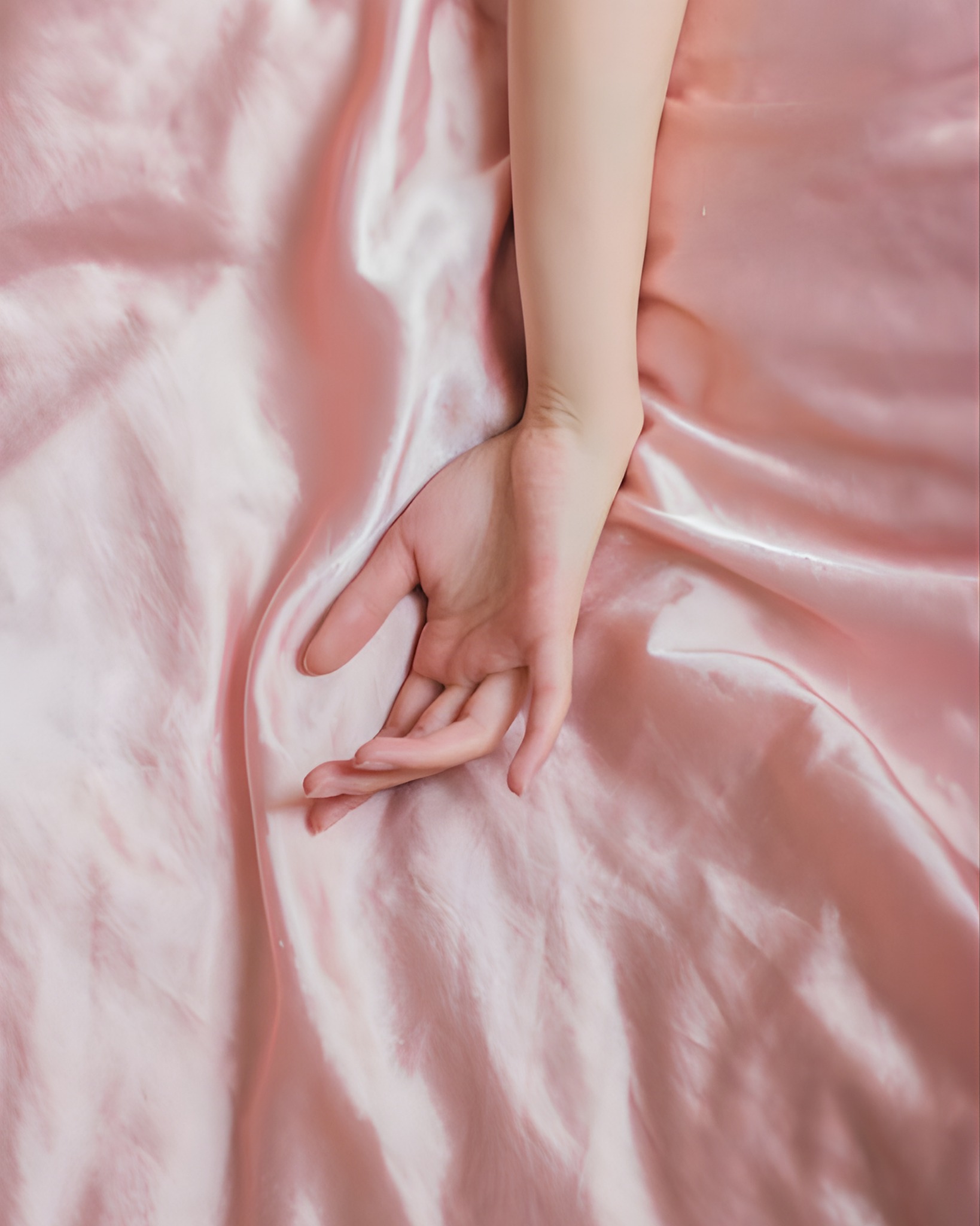 A beautiful, relaxing scent that feels as soft as satin and brings a gentle calm to your day.
Drop by our stores at Pondok Indah Mall 1 or Puri Indah Mall, and ask our staff about available discounts.
#FoamingHandSoap #NewYearSale