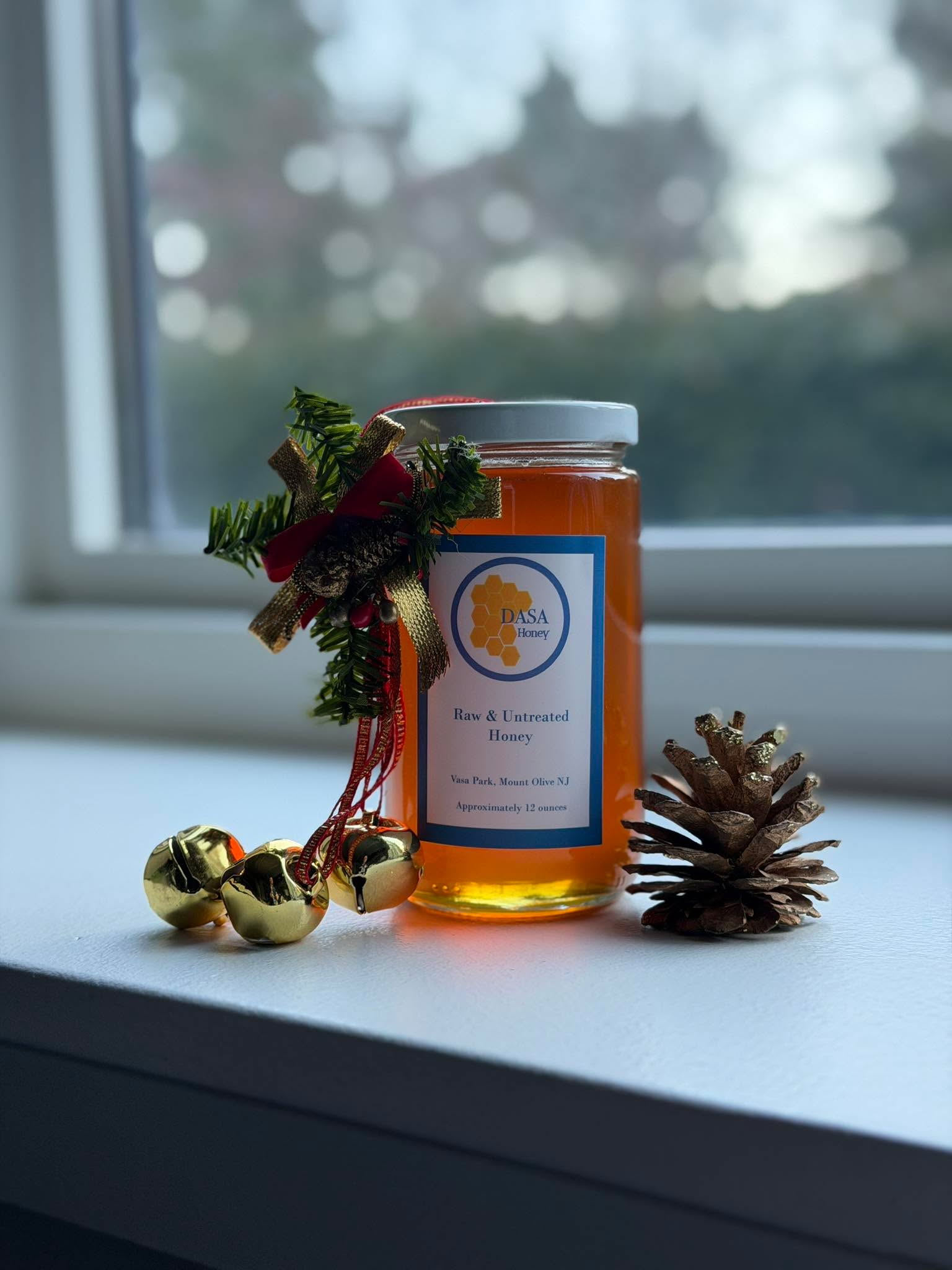 Anyone want honey for the holidays? IM me for your order. I had makings on one more gift basket if anyone is interested -$25 for the basket. $14, $16, $18 and $32 for 12, 14, 16 and 32 ounces respectively.
The pics of the baskets are examples. The mug and tea will be similar but not the same. I source these items one at a time so each basket is unique.
I go to Vasa next Saturday for my Vasa friends.