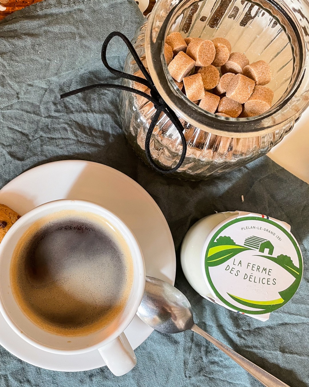 ☔️ Remède anti-grisaille : activé !
Quand la météo fait grise mine, on a trouvé le combo parfait pour garder le sourire :
👉 un bon café bien chaud,
👉 un cookie qui remonte le moral,
👉 et un yaourt de La Ferme des Délices pour la touche douceur.
Franchement… qui a besoin de soleil quand on a ça ? 😌✨
Allez, courage à tous ceux qui affrontent la pluie aujourd’hui.
On vous envoie une cuillère de bonne humeur ! 🥄💛
____
#lafermedesdelices #plelanlegrand #yaourtbio #pausegourmande #produitsfermiers