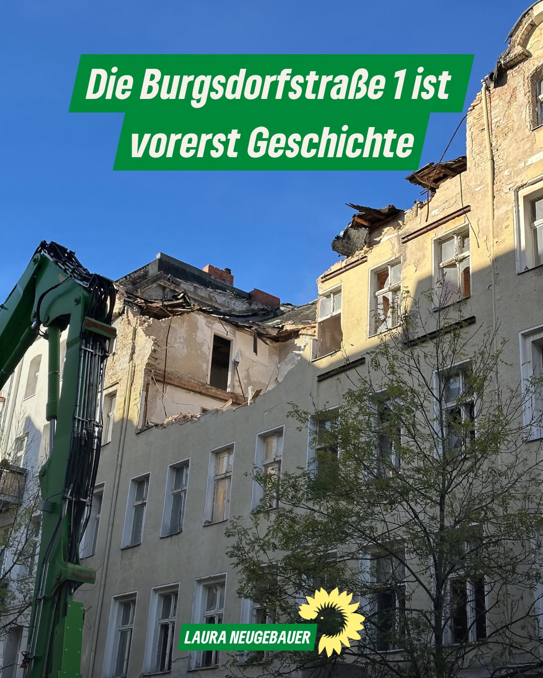 Mitten im Wedding steht eines der bekanntesten Berliner Problemhäuser. Die Burgsdorfstraße 1 ist seit acht Jahren gesperrt, weil die Eigentümerin keine Sanierung vorgenommen hat.
Während Berlin dringend Wohnungen braucht, bleibt dieses Haus leer und verfällt. Jetzt liegt die erforderliche Ausnahmegenehmigung vor und der Abriss kann beginnen, begleitet durch eine ökologische Baubegleitung zum Schutz der Tierarten. So wichtig dieser Schritt ist: Eigentlich hätte es nie so weit kommen dürfen.
Eine Sanierung und Wiedernutzung wäre für den Kiez deutlich besser gewesen als ein jahrelanger Leerstand, der schließlich im Abriss endet. Damit sich solche Fälle nicht wiederholen, braucht es klare Verfahren und konsequentes Handeln gegen langen Leerstand.
#Wedding #Mitte #Leerstand #Wohnungsnot #BerlinBaut #Stadtentwicklung #Burgsdorfstraße