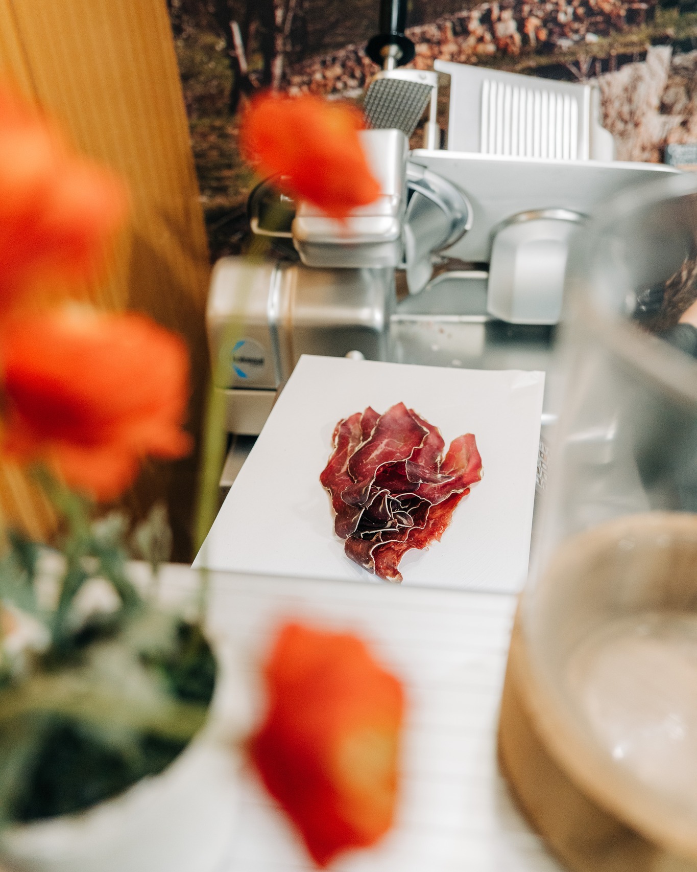 Se acercan las fiestas de Navidad… y con ellas los reencuentros y esos momentos alrededor de la mesa que tanto nos gustan. 🎄🍽️
En Carnicería Robres ya estamos pensando en todas las recetas que prepararemos estos días.
Y para ir abriendo apetito, hoy os dejamos una idea sencilla pero llena de sabor: carpaccio de cecina ecológica.
Un entrante perfecto, elegante y con toda la esencia de nuestra territorio 🥩
¿Listos para disfrutar de estas fiestas como se merecen? Nosotros también 🎄💛
#carniceriarobres #carniceriaecológicarobres #ganaderíaextensiva #km0 #transhumancia