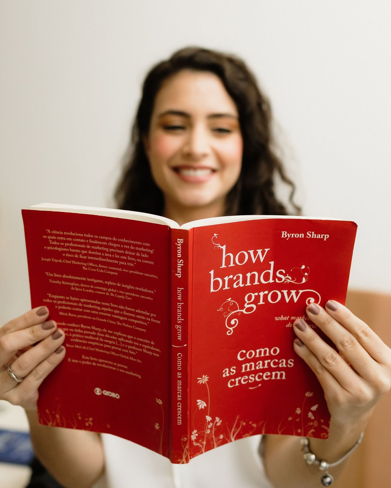 Como saber se você precisa de estratégia ou de execução?
Estratégia serve para dar direção, organizar sua comunicação e definir caminhos.
Execução serve para tirar tudo isso do papel e manter o ritmo.
Muitas clínicas tentam executar antes de ter clareza, e isso cria ruídos e retrabalho.
Você não precisa escolher sozinha. Estamos prontos para dar direcionamento às suas necessidades.