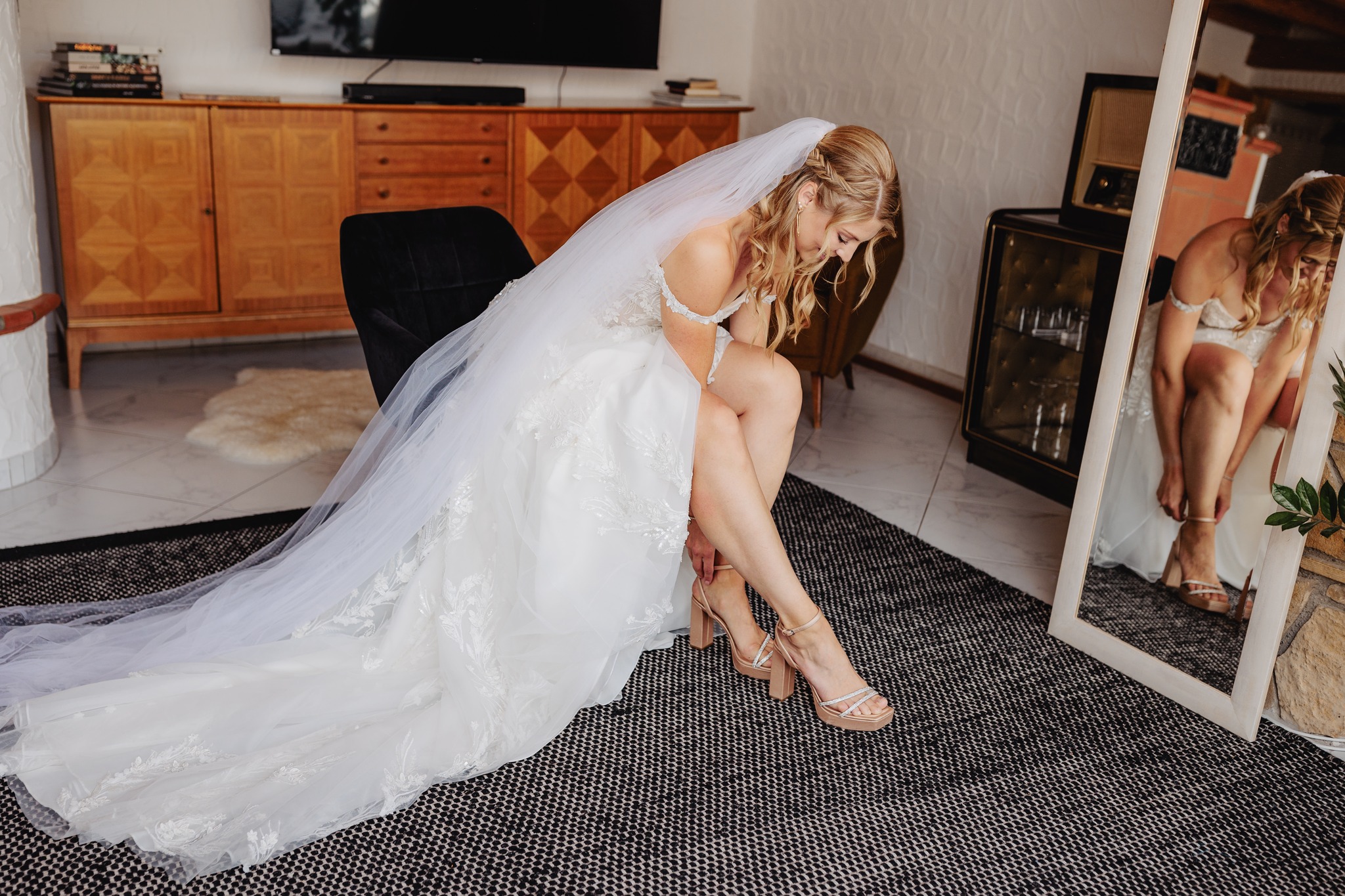 ✨ Da sind diese Augenblicke… ✨
Kurz bevor alles beginnt.
Wenn die Aufregung kribbelt, das Kleid sitzt,
und man einmal tief durchatmet,
bevor der Tag richtig losgeht.
Und genau diese stillen, echten Momente
dürfen für immer bleiben.
Ihr plant euren Tag bis ins Detail.
Doch das, was zwischen all den großen Punkten passiert,
erzählt manchmal die größte Geschichte.
Genau dort bin ich für euch da.
Wenn ihr eure eigene Geschichte so festhalten möchtet, schreibt mir gern.
Ich freu mich auf euch. 🤍