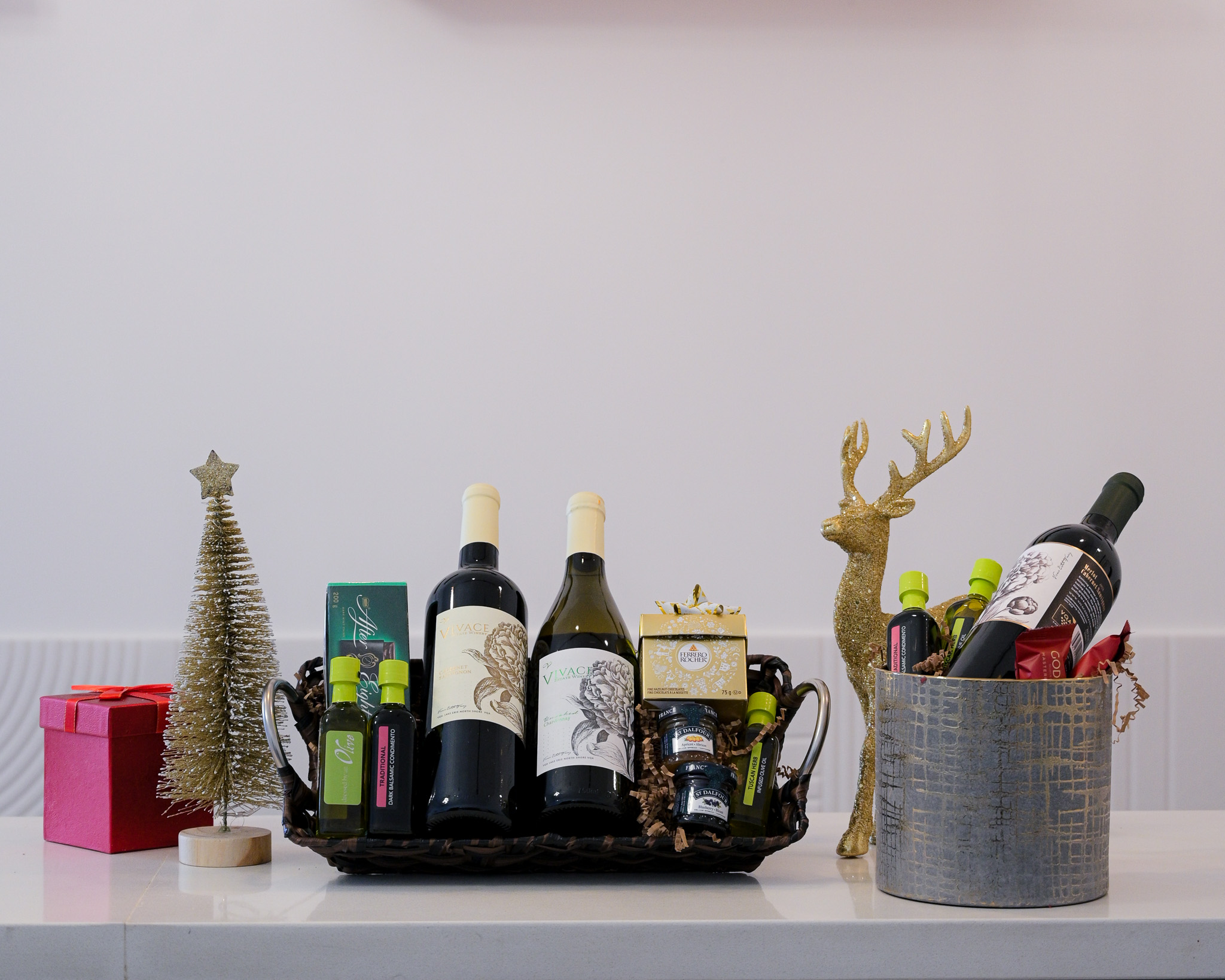 Sip, savour, and celebrate the Taste of the Season!
While you’re here this weekend, don’t forget to grab a gift basket or a box of wine—perfect for holiday hosting, gifting… or treating yourself.
We’re open 11–5 every day, and you can also shop online anytime.
And if you’re unsure what to pick?
A Vivace Estate Winery gift certificate is always the perfect fit.
🎁 Event Details Nov 29 and 30
Entry to this weekend’s event is a canned food donation, which includes one complimentary wine + donut tasting.
Prefer more? You can purchase a wine flight with 3 donuts at the regular flight price.
🍷 Wine + Gourmet Donut Pairings
Cranberry–Orange Glaze → Rosé
Apple Crumble → Arietta
Vanilla Glaze with White Chocolate Drizzle → Dolce Vita