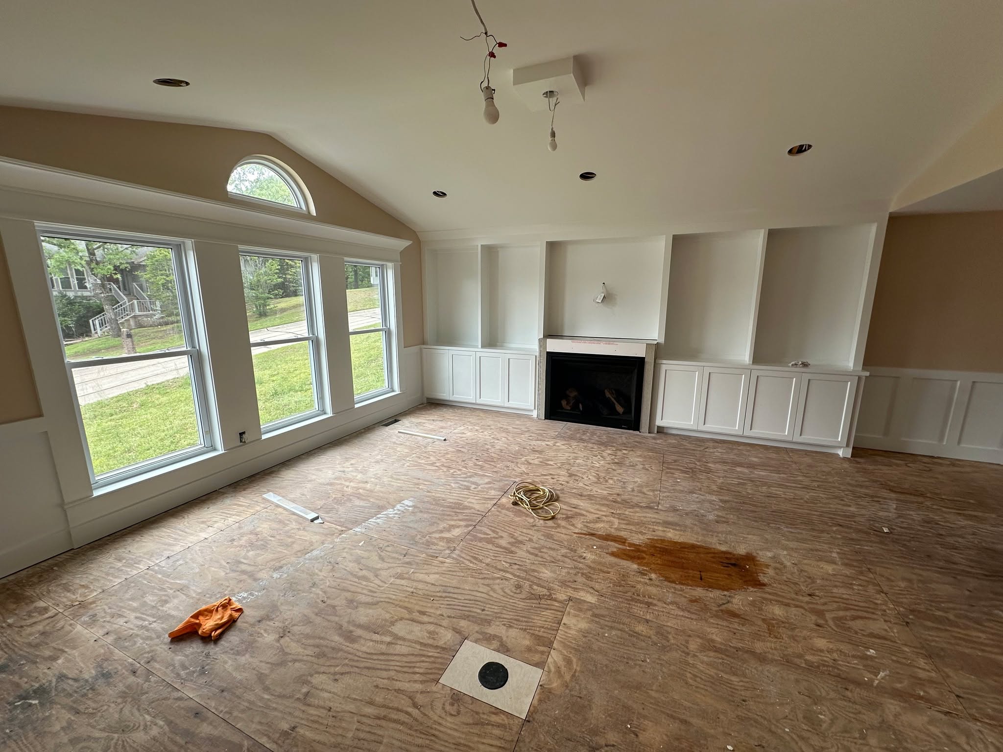 Thank you @sbrpainting for another wonderful job bringing this Post Oak project to life! Now that painting is completed, time to move on to tile prep...
#abovestandardsllc #postoakproject #centralarkansasremodeling #remodeling #residentialhomes #residentialremodeling #builtins