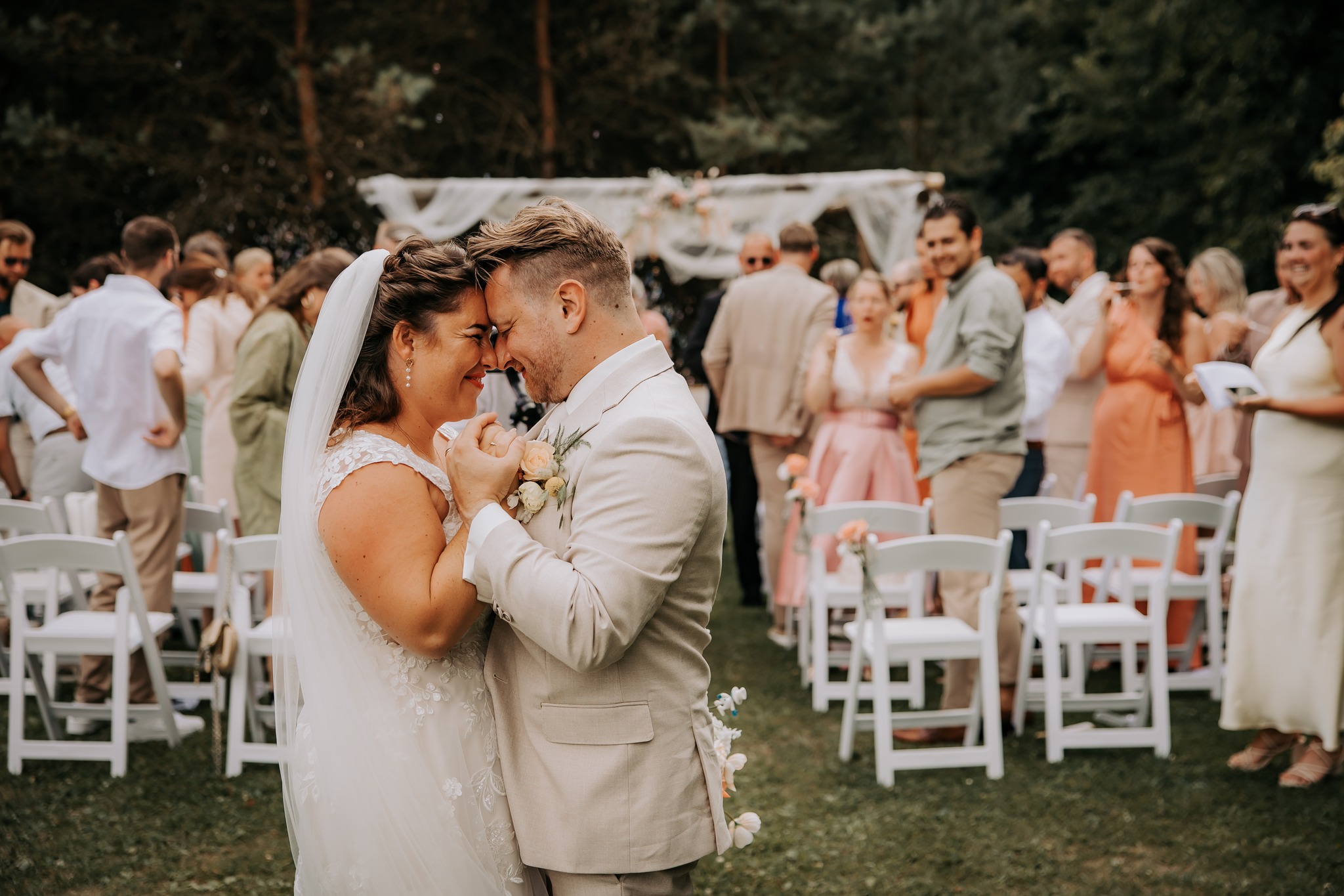 Er is altijd een moment dat me raakt, hoe vaak ik ook een bruiloft fotografeer.
Dat zijn die paar minuten na de ceremonie, wanneer jullie nog een beetje overrompeld zijn door alles wat net gebeurde. Je hoort op de achtergrond wat rumoer, maar jullie staan even stil. De hand die net nog gespannen was, ontspant. De blik die eerst vol zenuwen zat, wordt zacht. Dat stukje tussen samen ja zeggen en weer naar jullie gasten lopen, voelt voor mij altijd alsof ik getuige mag zijn van jullie eigen kleine universum.
Dat maakt dit werk zo bijzonder ♥️
.
.
.
.
.
#trouwenintwente #trouwreportage #verliefd #wijgaantrouwen2026 #trouweninnederland #weddingideas #wijgaantrouwenin2026 #trouwlocaties #verloofd #weddingday #weddingplanner #weddingplanners #weddingdress #trouwinspiratie #uniektrouwen #trouwplannen #trouwfotografie #trouwfotograaf #trouwfoto #wijgaantrouwen #weddinginspiration #trouwlocatie #wijtrouwen #wonderfulweddingnl #trouwen2026