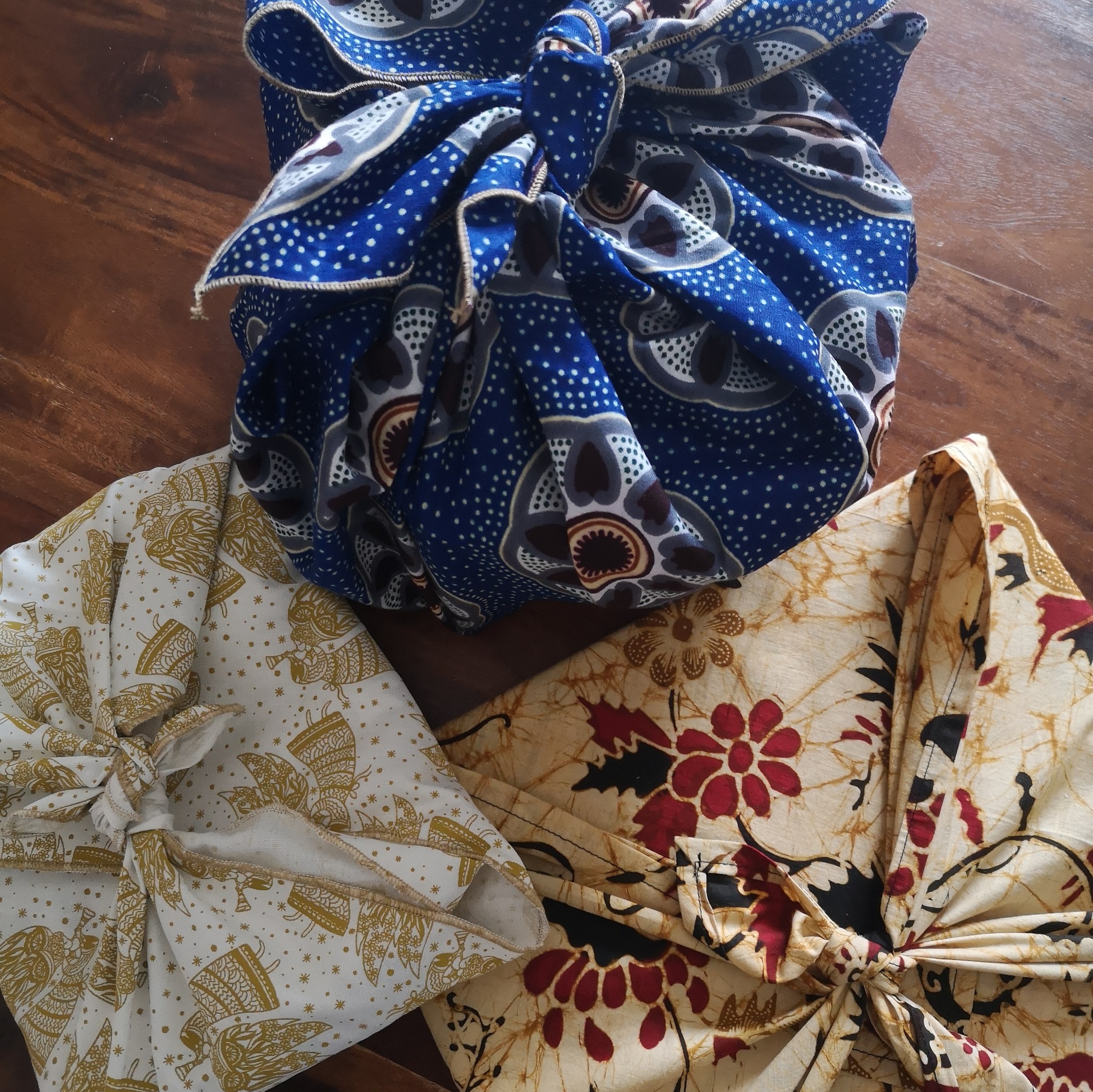 Les bons cadeaux sont disponibles sur mon e-shop
(lien dans la bio)
Petit cadeau, joli cadeau, groooo cadeau à vous de choisir !
Et pssst ... y'a une nouvelle rubrique "ARTY" pour mes tites œuvres textiles !
Si vous êtes de Montpellier, pas de marché de Noël cette année, mais je vous accueille sur Rendez vous à l'atelier : me contacter en mp
#boncadeau
#necourspasdanslesmagasins
#vavoirlesartistesdetonquartier
#artistetextile #créationstextiles #piècesuniques