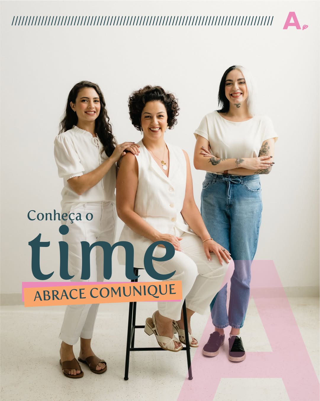 A comunicação encantadora que chega até seus clientes acontece porque existe um time inteiro por trás.
Somos pessoas diferentes que acreditam no mesmo propósito: traduzir a essência da sua marca em cada ponto de contato.
Social media, atendimento, copy, design, revisão e acompanhamento. Cada detalhe pensado para cuidar de você!