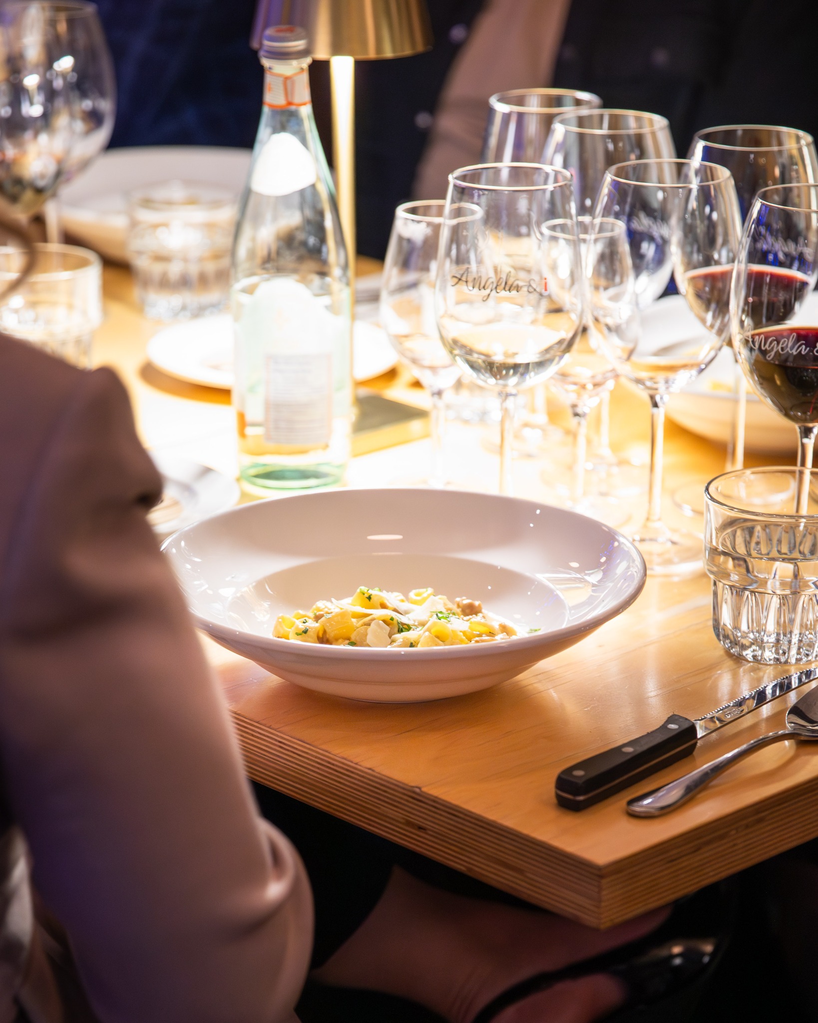 ✨ Ce soir, laissez-vous tenter par l’Italie… sans quitter la ville!
Au Angela, on vous reçoit dans une ambiance festive où chaque plat est une invitation au plaisir.
🥩 Viandes savoureuses
🍝 Pâtes réconfortantes
🍷 Bons vins qui coulent à merveille
🍸 Drinks créatifs qui donnent le ton à la soirée
Rassemblez votre gang, votre moitié ou vos collègues et venez profiter d’un moment gourmand, chaleureux et vibrant.
On vous attend pour célébrer le bon goût et les bonnes vibes!