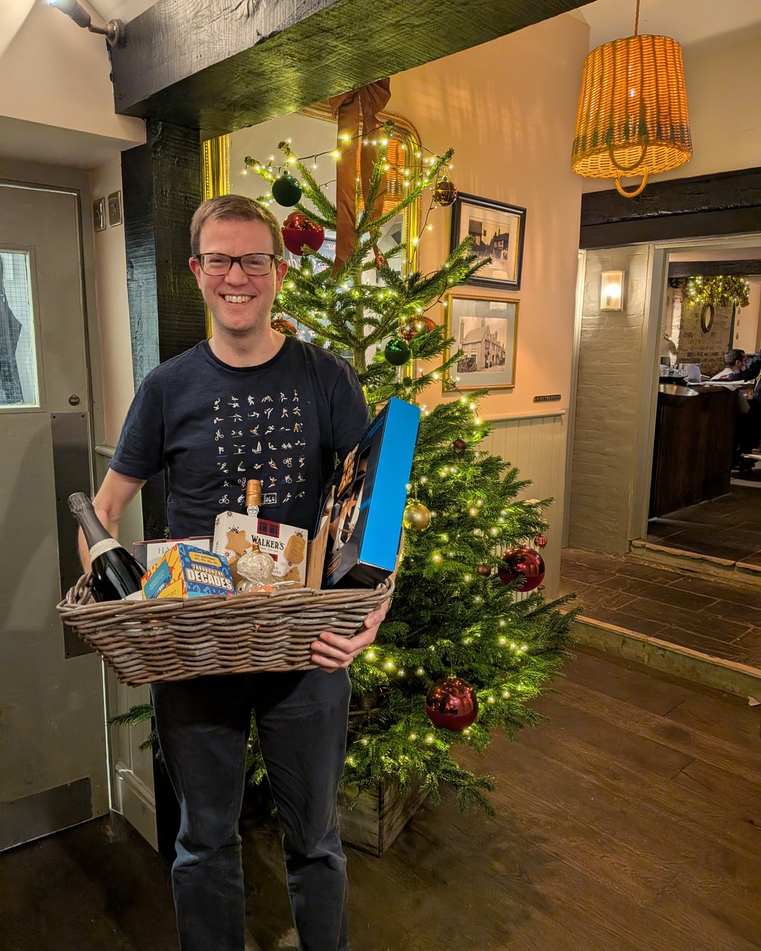 Wow what a busy few days it's been! 🎄
Our Hawkstone advent calendar was won, and it enabled us to donate £370!! To the Bolney Under Fives (so a big thank you to all our customers ! And so sorry you couldn't all win!!) .. but the lucky winner Garrin was a very happy boy 🍻
Our first festive booking was a roaring success and we were super proud of our team of chefs here at The Eight Bells! 🎄
Then last night our Posh Bob's Christmas quiz was a fun filled yummy feastive treat for all with a bowl of Chilli con carne and lots of prizes!
Congratulations to the Bolney Commoners who came first and also won the raffle!! 🏅
