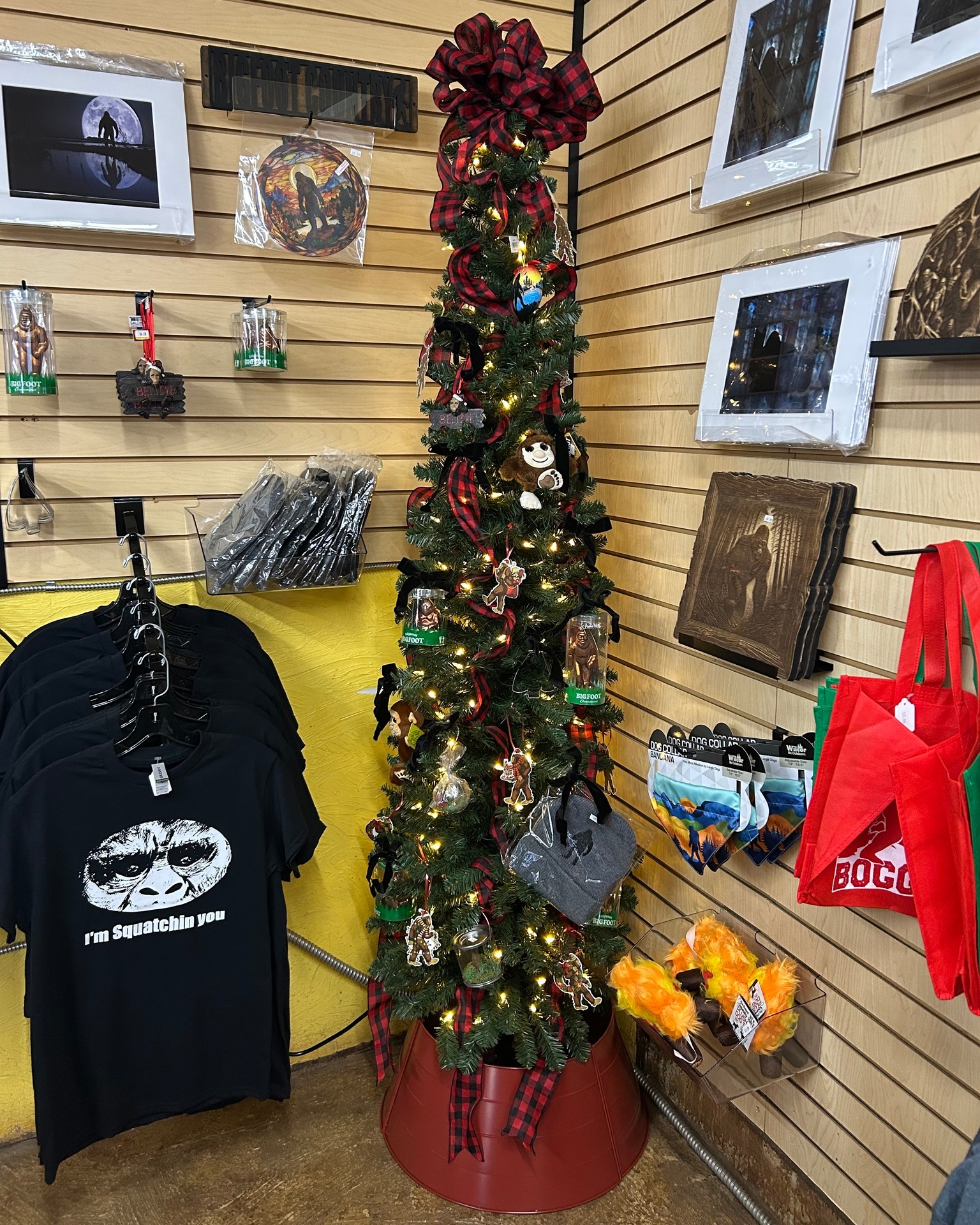 ✨🎄 Christmas magic has arrived! 🎄✨
Bring a touch of mystery to your holidays with our Bigfoot ornaments 🦶🎁. Perfect for your tree, stocking stuffers, or gifting to the cryptid-lover in your life!
👉 Stop by in-store or shop online today—before Bigfoot disappears into the forest again! 🌲👀